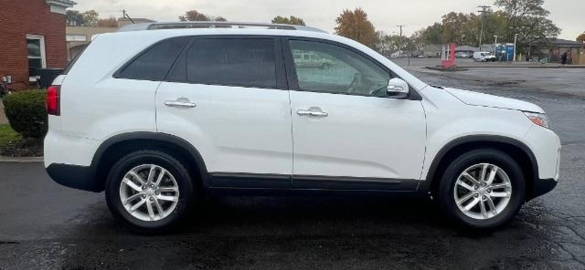 2014 White Kia Sorento LX 2WD (5XYKT3A68EG) with an 2.4L L4 DOHC 16V engine, 6-Speed Automatic transmission, located at 1099 N County Rd 25A , Troy, OH, 45373, (937) 908-9800, 40.057079, -84.212883 - Photo#5