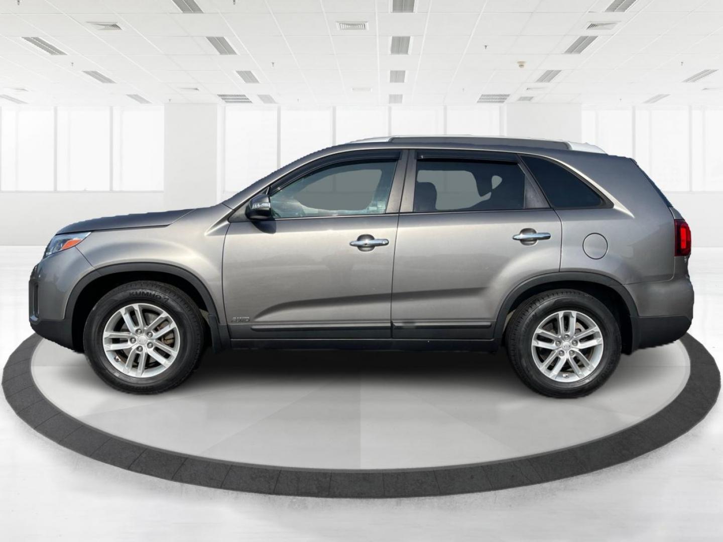 2014 Gray Kia Sorento (5XYKTCA66EG) with an 2.4L L4 DOHC 16V engine, 6-Speed Automatic transmission, located at 1099 N County Rd 25A , Troy, OH, 45373, (937) 908-9800, 40.057079, -84.212883 - Photo#5