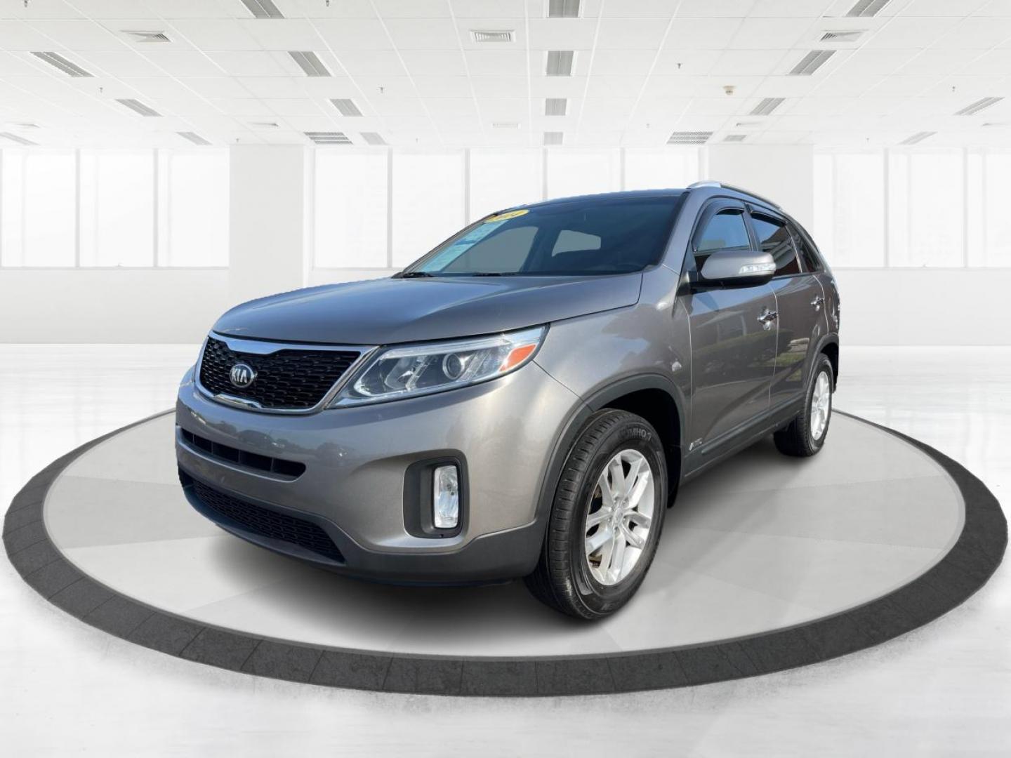 2014 Gray Kia Sorento (5XYKTCA66EG) with an 2.4L L4 DOHC 16V engine, 6-Speed Automatic transmission, located at 1099 N County Rd 25A , Troy, OH, 45373, (937) 908-9800, 40.057079, -84.212883 - Photo#7