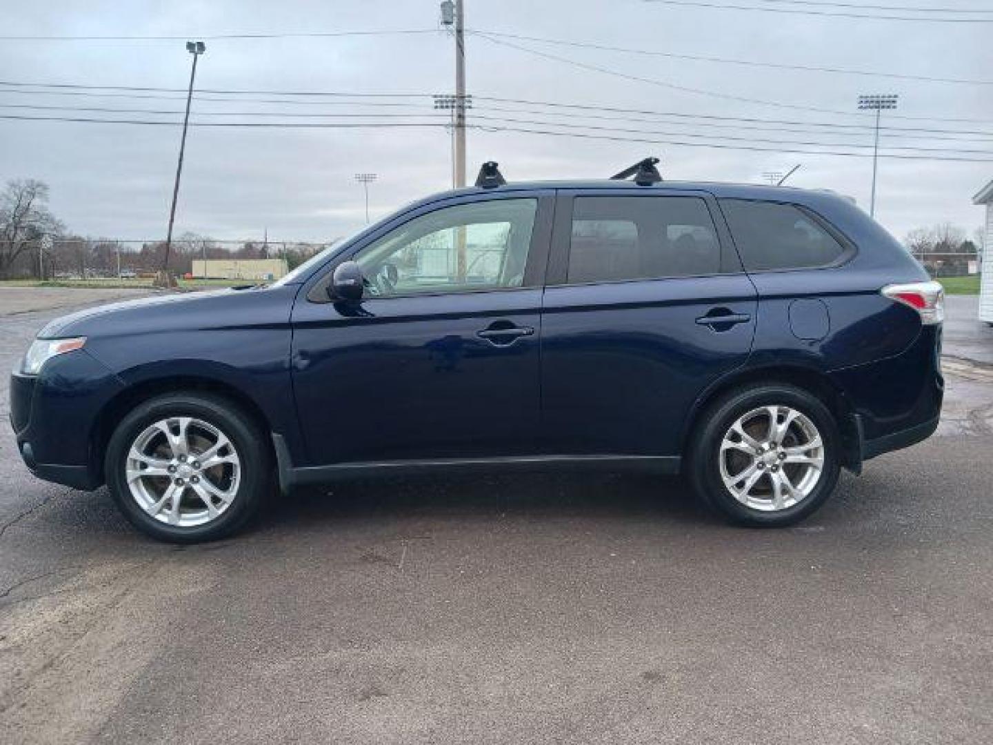 2014 Cosmic Blue Metallic Mitsubishi Outlander SE S-AWC (JA4AZ3A32EZ) with an 2.4L L4 DOHC 16V engine, 6-Speed Automatic transmission, located at 4508 South Dixie Dr, Moraine, OH, 45439, (937) 908-9800, 39.689976, -84.218452 - Photo#3