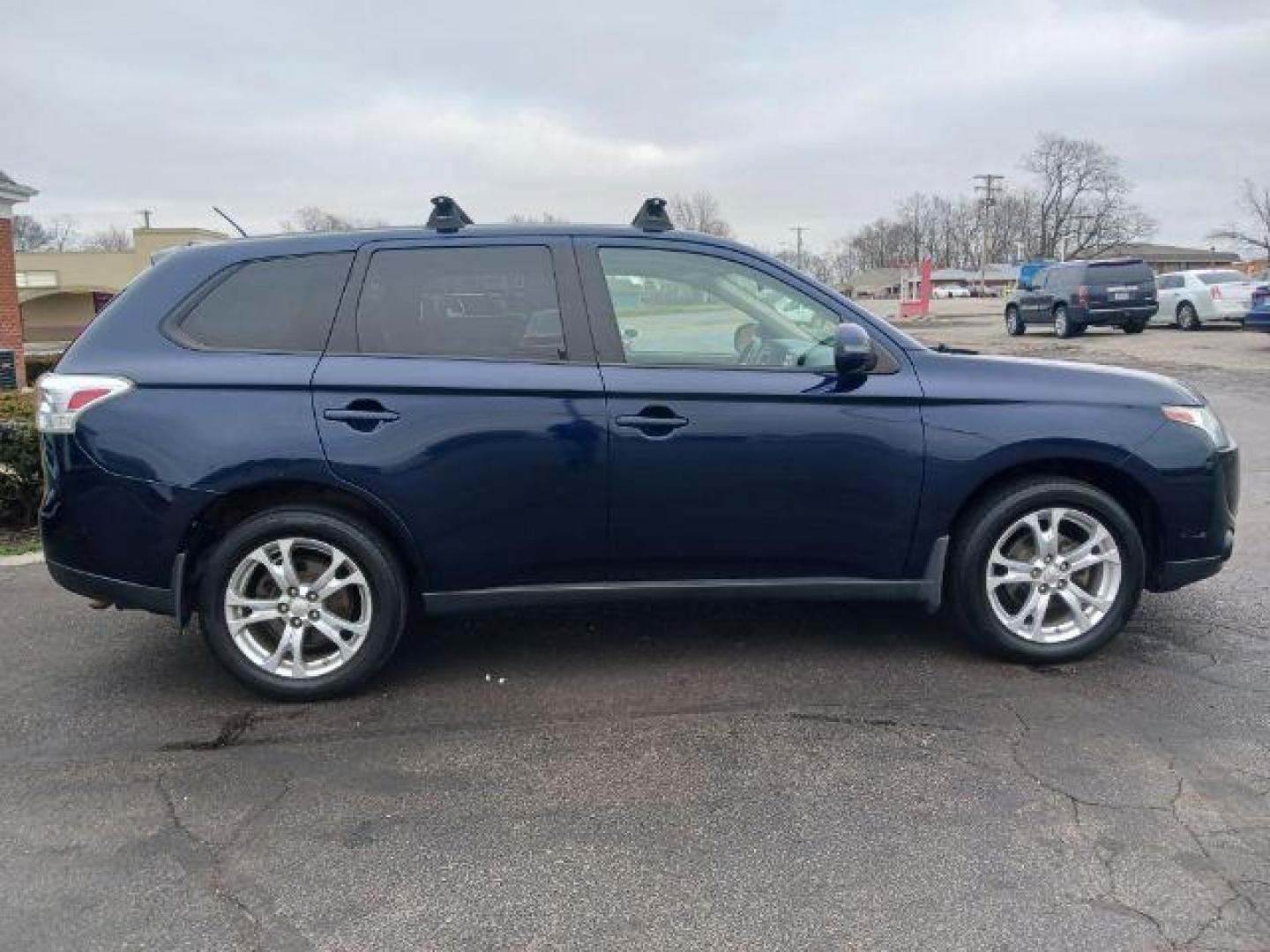 2014 Cosmic Blue Metallic Mitsubishi Outlander SE S-AWC (JA4AZ3A32EZ) with an 2.4L L4 DOHC 16V engine, 6-Speed Automatic transmission, located at 4508 South Dixie Dr, Moraine, OH, 45439, (937) 908-9800, 39.689976, -84.218452 - Photo#4