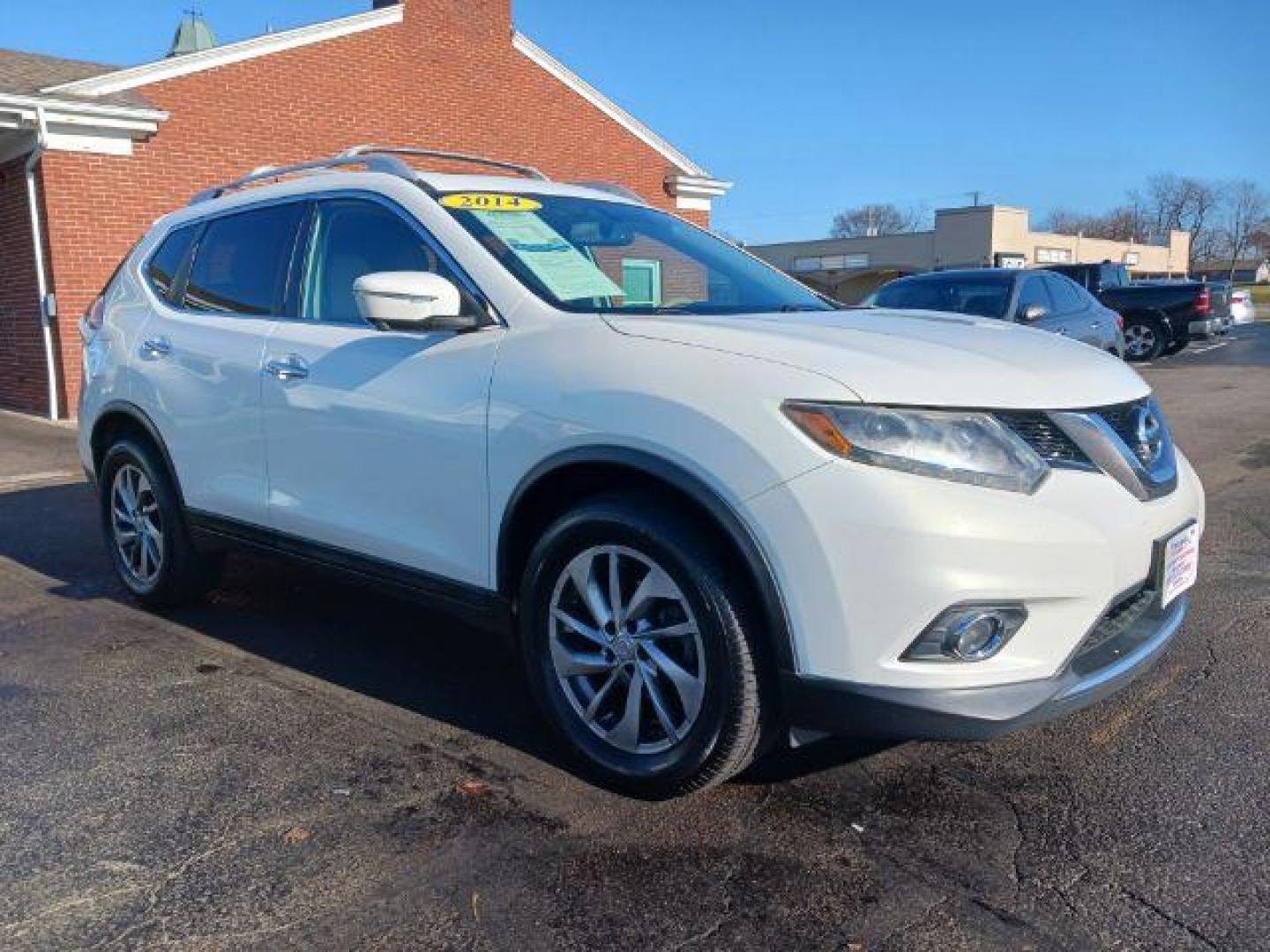 2014 Moonlight White Nissan Rogue SL AWD (5N1AT2MV3EC) with an 2.5L L4 DOHC 16V engine, Continuously Variable Transmission transmission, located at 1230 East Main St, Xenia, OH, 45385, (937) 908-9800, 39.688026, -83.910172 - Photo#0