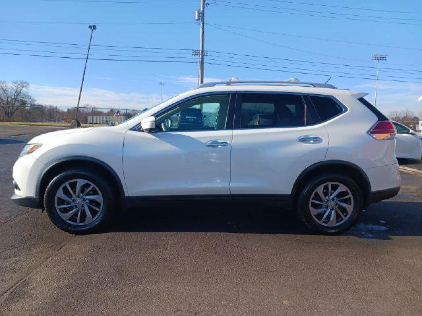 2014 Moonlight White Nissan Rogue SL AWD (5N1AT2MV3EC) with an 2.5L L4 DOHC 16V engine, Continuously Variable Transmission transmission, located at 1230 East Main St, Xenia, OH, 45385, (937) 908-9800, 39.688026, -83.910172 - Photo#3