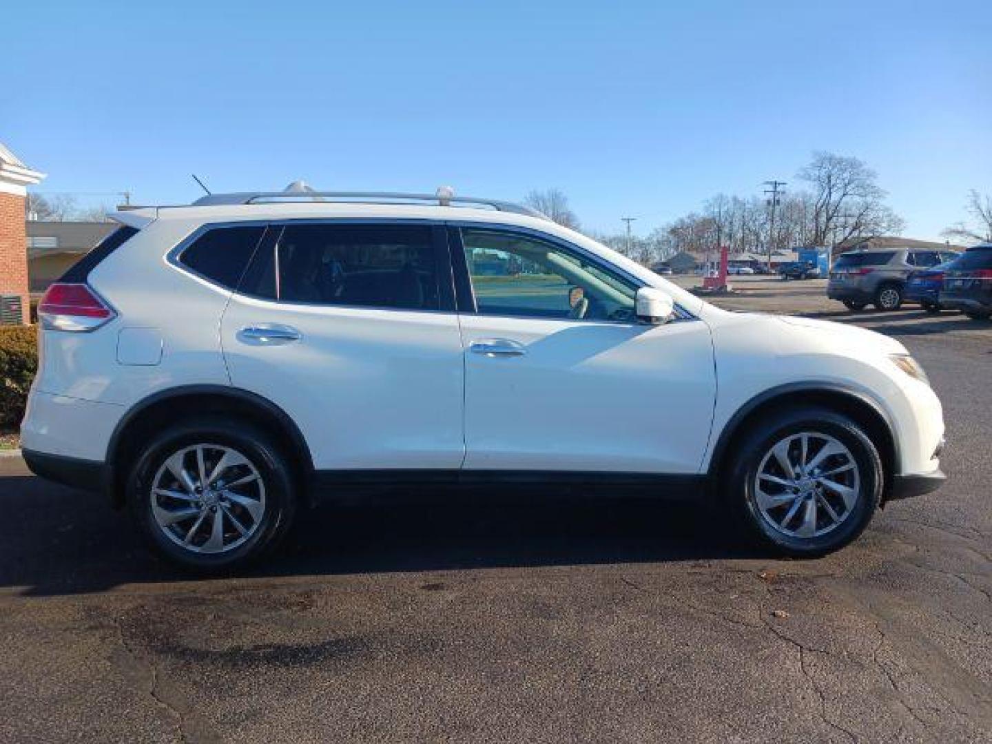 2014 Moonlight White Nissan Rogue SL AWD (5N1AT2MV3EC) with an 2.5L L4 DOHC 16V engine, Continuously Variable Transmission transmission, located at 1230 East Main St, Xenia, OH, 45385, (937) 908-9800, 39.688026, -83.910172 - Photo#4