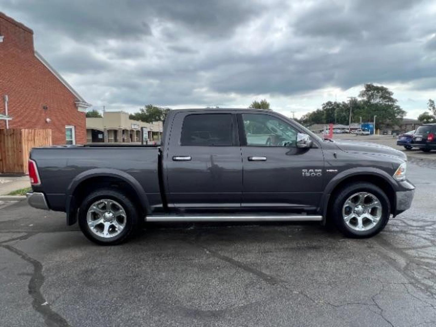 2014 Granite Crystal Met CC RAM 1500 Laramie Crew Cab SWB 4WD (1C6RR7NTXES) with an 5.7L V8 OHV 16V engine, 8-Speed Automatic transmission, located at 1184 Kauffman Ave, Fairborn, OH, 45324, (937) 908-9800, 39.807072, -84.030914 - Photo#5