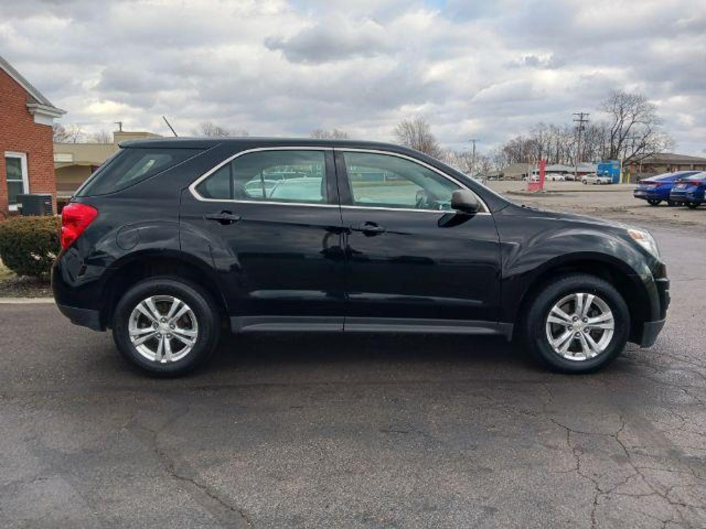 2015 Black Chevrolet Equinox LS 2WD (2GNALAEK7F1) with an 2.4L L4 DOHC 16V FFV engine, 6-Speed Automatic transmission, located at 880 E. National Road, Vandalia, OH, 45377, (937) 908-9800, 39.891918, -84.183594 - Photo#4