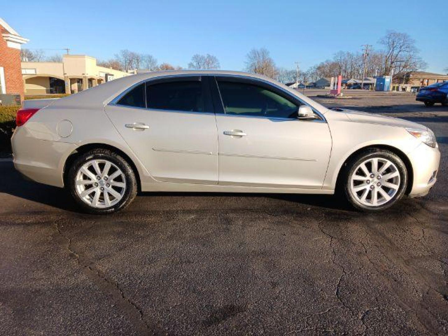 2015 Champagne Silver Metallic Chevrolet Malibu 2LT (1G11D5SL2FF) with an 2.5L L4 DOHC 16V engine, 6-Speed Automatic transmission, located at 1230 East Main St, Xenia, OH, 45385, (937) 908-9800, 39.688026, -83.910172 - Photo#4