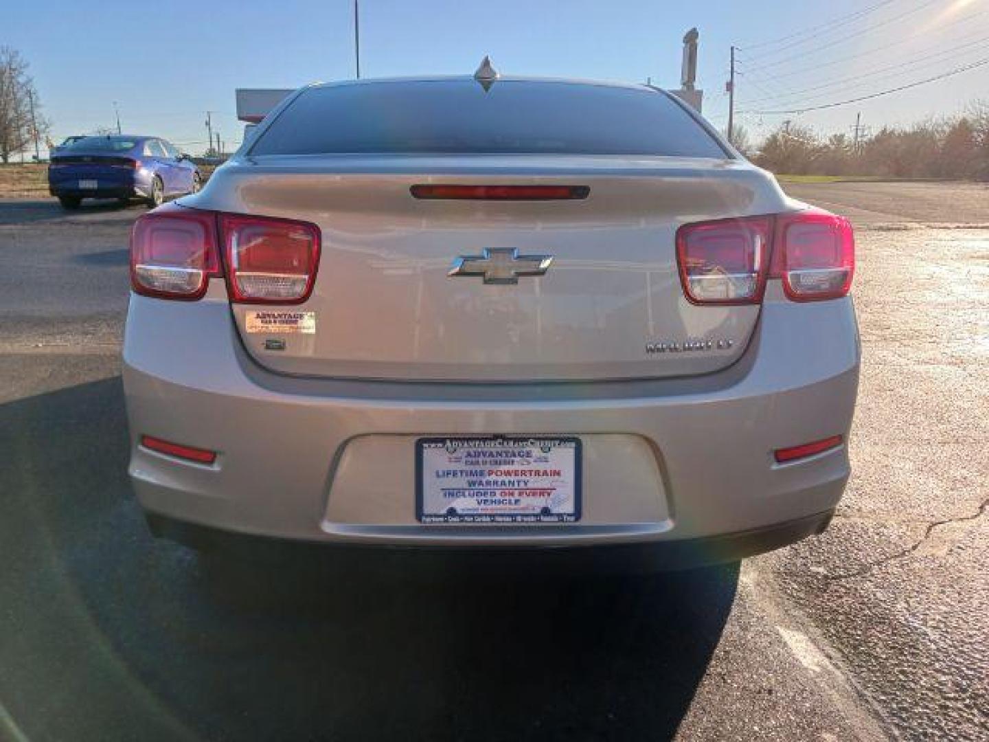 2015 Champagne Silver Metallic Chevrolet Malibu 2LT (1G11D5SL2FF) with an 2.5L L4 DOHC 16V engine, 6-Speed Automatic transmission, located at 1230 East Main St, Xenia, OH, 45385, (937) 908-9800, 39.688026, -83.910172 - Photo#5