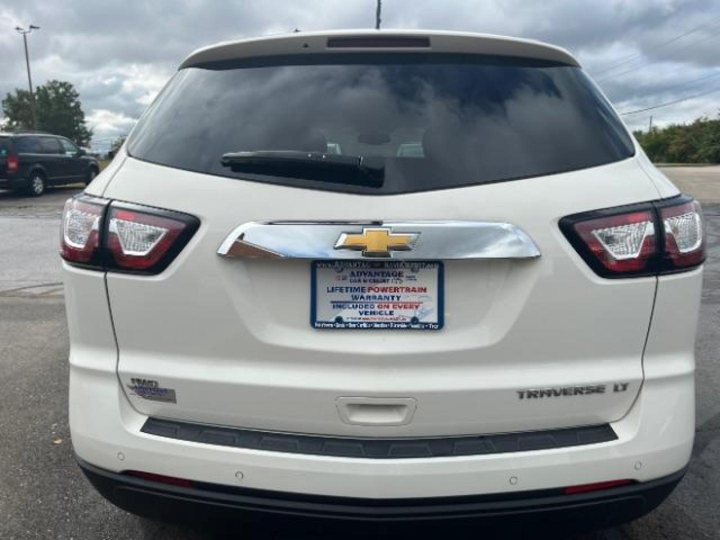 2015 White Diamond Tricoat Chevrolet Traverse 1LT AWD (1GNKVGKD8FJ) with an 3.6L V6 DOHC 24V engine, 6-Speed Automatic transmission, located at 1184 Kauffman Ave, Fairborn, OH, 45324, (937) 908-9800, 39.807072, -84.030914 - Photo#4