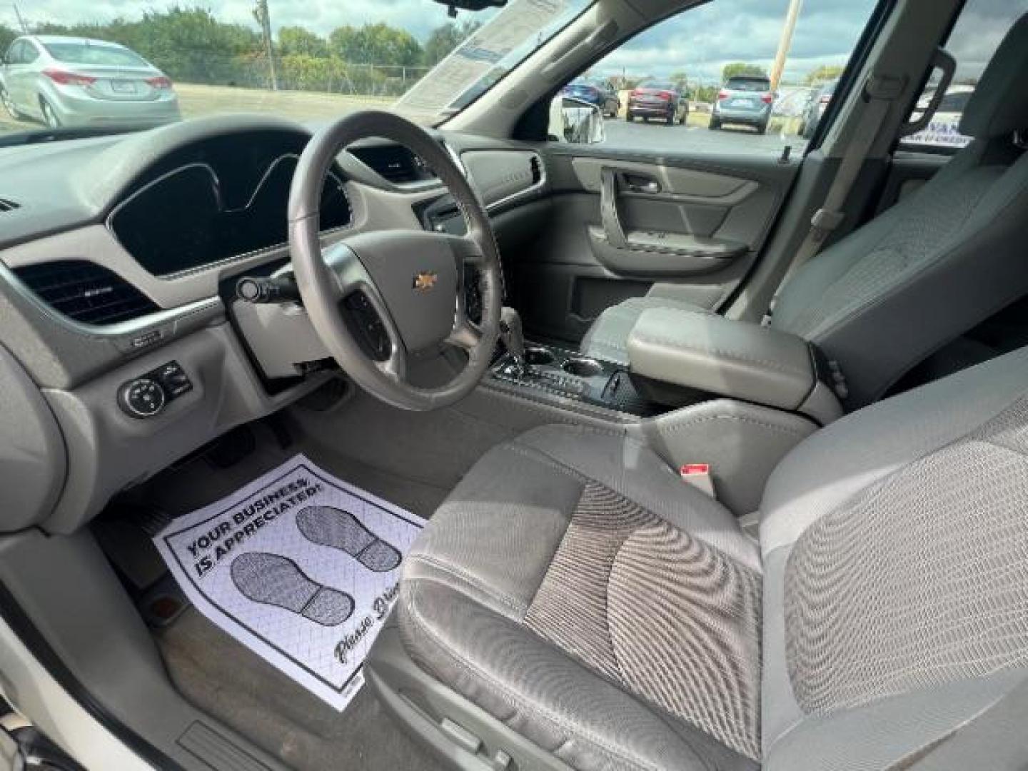 2015 White Diamond Tricoat Chevrolet Traverse 1LT AWD (1GNKVGKD8FJ) with an 3.6L V6 DOHC 24V engine, 6-Speed Automatic transmission, located at 1184 Kauffman Ave, Fairborn, OH, 45324, (937) 908-9800, 39.807072, -84.030914 - Photo#6