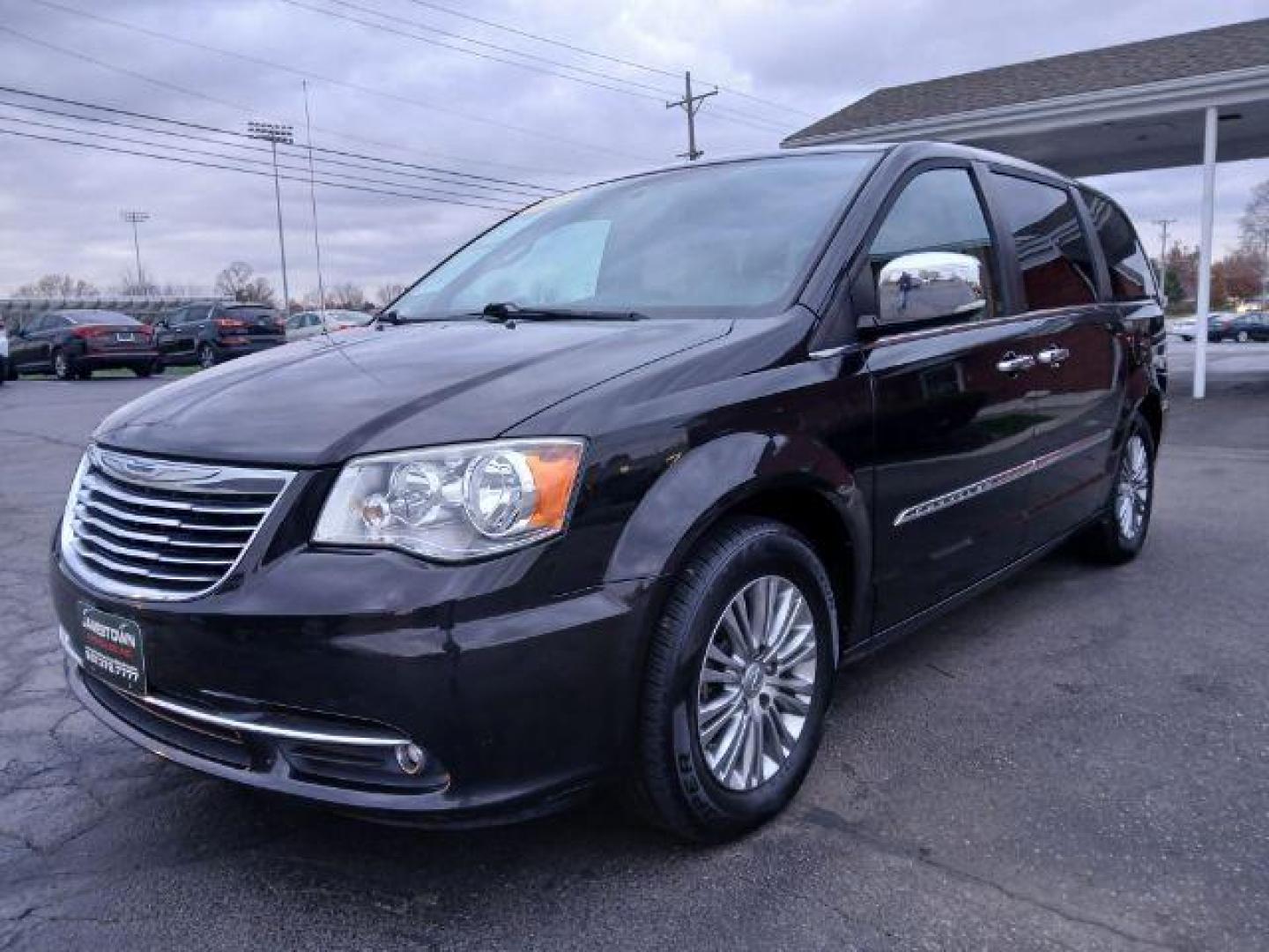 2015 Mocha Java Pearlcoat Chrysler Town and Country Touring-L (2C4RC1CG5FR) with an 3.6L V6 DOHC 24V engine, 6-Speed Automatic transmission, located at 1951 S Dayton Lakeview Rd., New Carlisle, OH, 45344, (937) 908-9800, 39.890999, -84.050255 - 2015 Chrysler Town and Country Touring-L - Photo#14