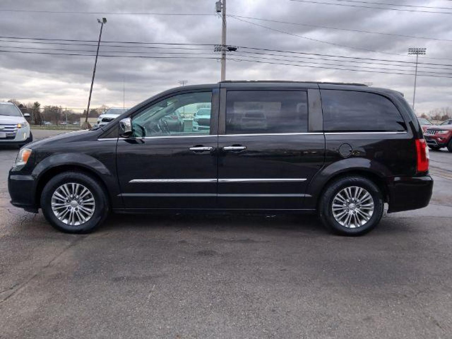 2015 Mocha Java Pearlcoat Chrysler Town and Country Touring-L (2C4RC1CG5FR) with an 3.6L V6 DOHC 24V engine, 6-Speed Automatic transmission, located at 1951 S Dayton Lakeview Rd., New Carlisle, OH, 45344, (937) 908-9800, 39.890999, -84.050255 - 2015 Chrysler Town and Country Touring-L - Photo#15