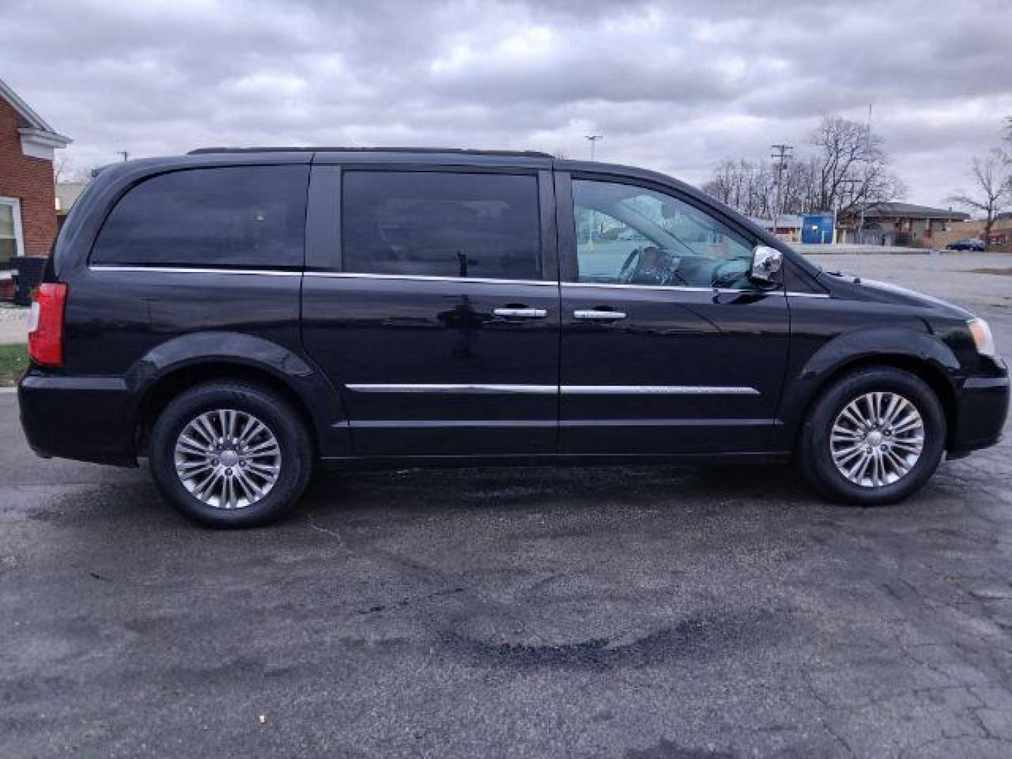 2015 Mocha Java Pearlcoat Chrysler Town and Country Touring-L (2C4RC1CG5FR) with an 3.6L V6 DOHC 24V engine, 6-Speed Automatic transmission, located at 1951 S Dayton Lakeview Rd., New Carlisle, OH, 45344, (937) 908-9800, 39.890999, -84.050255 - 2015 Chrysler Town and Country Touring-L - Photo#16