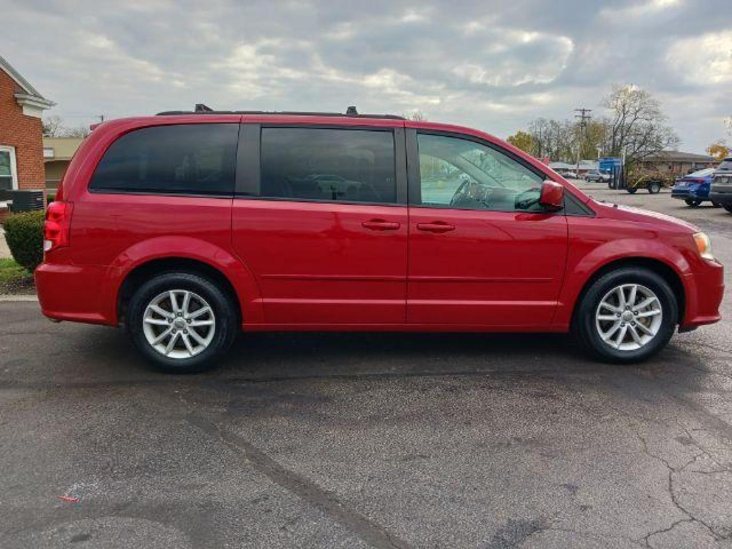 2015 Dp Cherry Red Crystal PC Dodge Grand Caravan SXT (2C4RDGCG1FR) with an 3.6L V6 DOHC 24V engine, 6-Speed Automatic transmission, located at 4508 South Dixie Dr, Moraine, OH, 45439, (937) 908-9800, 39.689976, -84.218452 - Photo#4