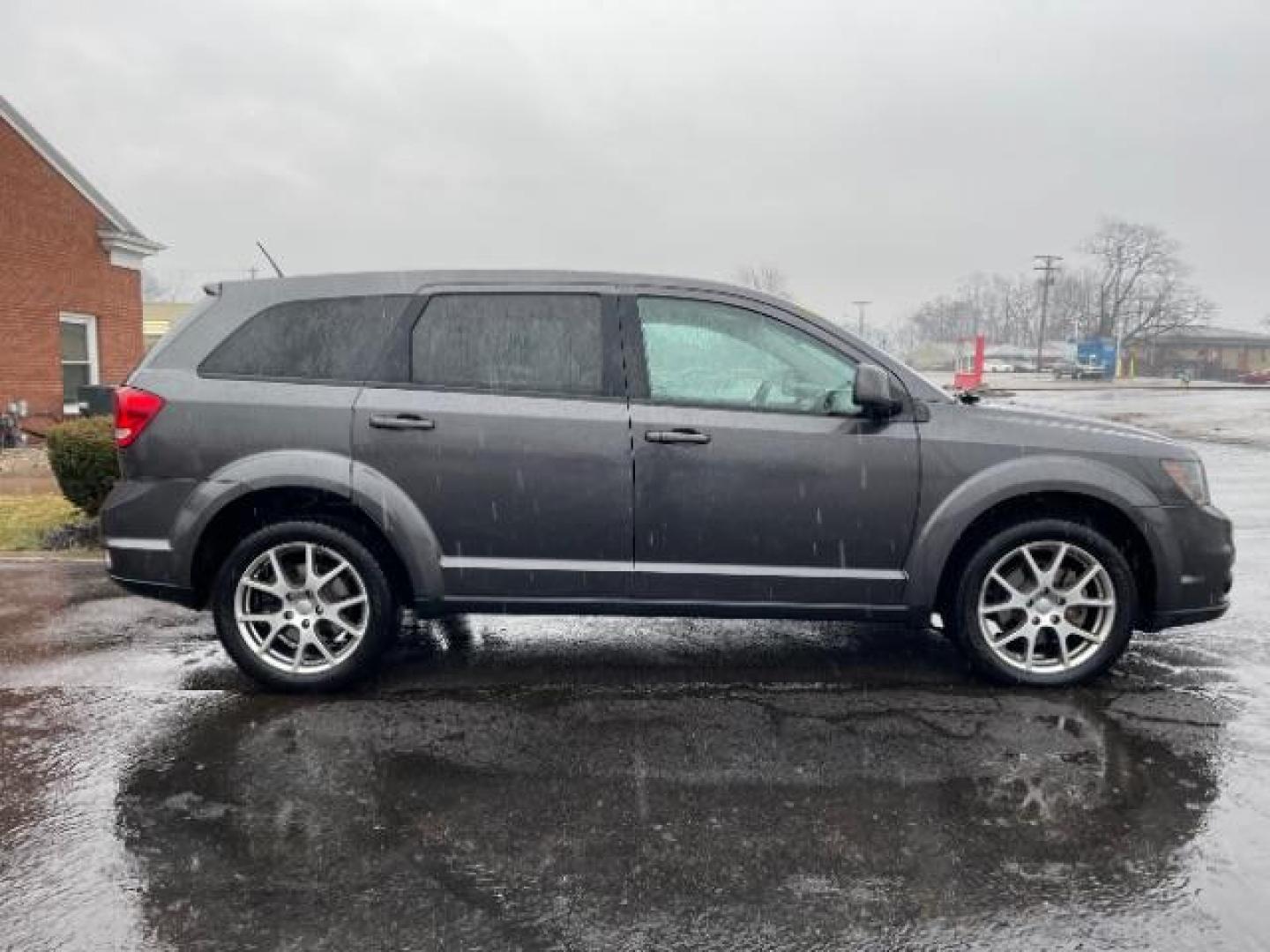 2015 Granite Crystal Met CC Dodge Journey R/T AWD (3C4PDDEG1FT) with an 3.6L V6 DOHC 24V engine, 6-Speed Automatic transmission, located at 401 Woodman Dr, Riverside, OH, 45431, (937) 908-9800, 39.760899, -84.123421 - Photo#3