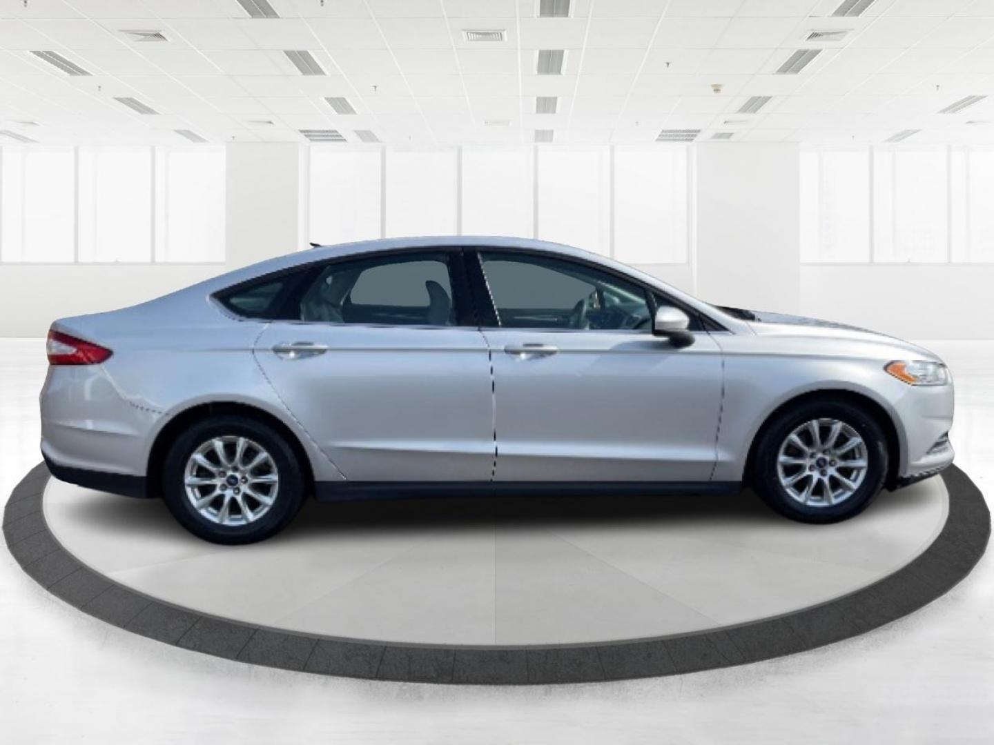 2015 Ingot Silver Ford Fusion (3FA6P0G74FR) with an 2.5L L4 DOHC 16V engine, 6-Speed Automatic transmission, located at 1230 East Main St, Xenia, OH, 45385, (937) 908-9800, 39.688026, -83.910172 - Photo#0