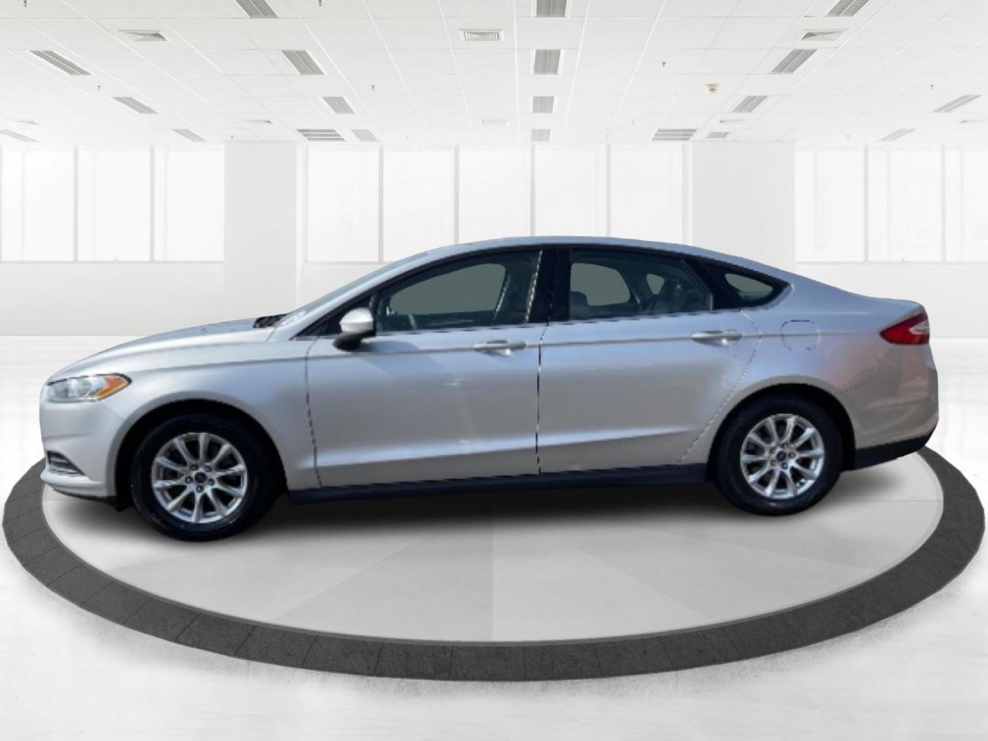 2015 Ingot Silver Ford Fusion (3FA6P0G74FR) with an 2.5L L4 DOHC 16V engine, 6-Speed Automatic transmission, located at 1230 East Main St, Xenia, OH, 45385, (937) 908-9800, 39.688026, -83.910172 - Photo#1