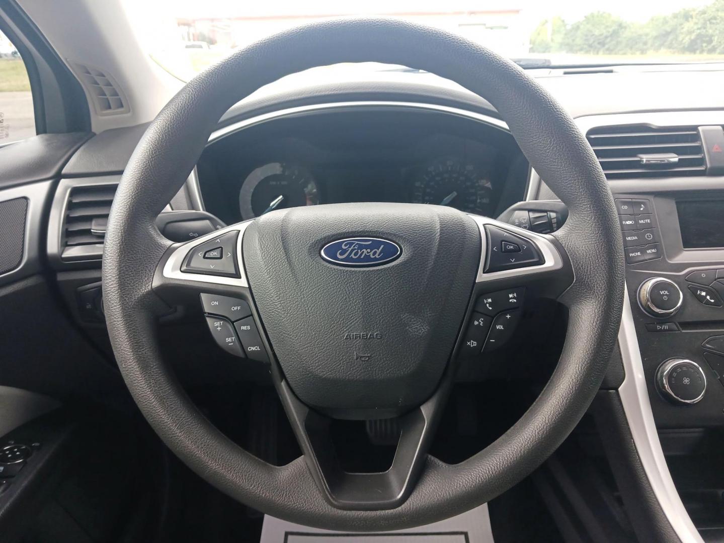 2015 Oxford White Ford Fusion (1FA6P0G71F5) with an 2.5L L4 DOHC 16V engine, 6-Speed Automatic transmission, located at 4508 South Dixie Dr, Moraine, OH, 45439, (937) 908-9800, 39.689976, -84.218452 - Photo#15