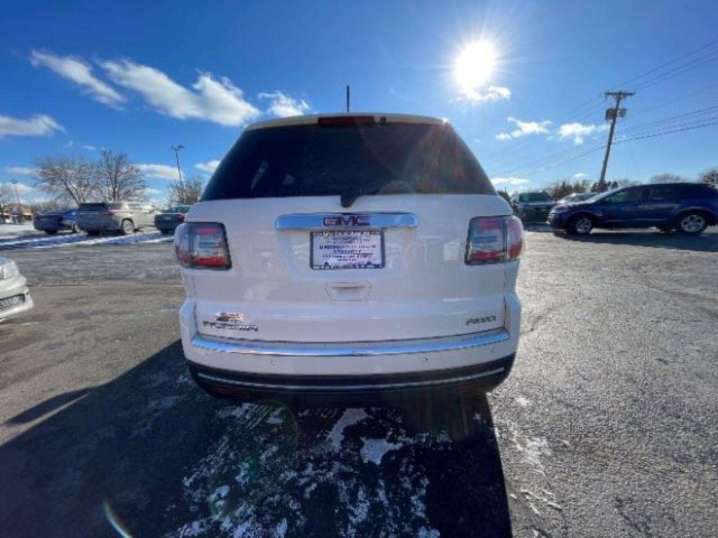 2015 Summit White GMC Acadia SLE-2 AWD (1GKKVPKD3FJ) with an 3.6L V6 DOHC 24V engine, 6-Speed Automatic transmission, located at 1184 Kauffman Ave, Fairborn, OH, 45324, (937) 908-9800, 39.807072, -84.030914 - Photo#3