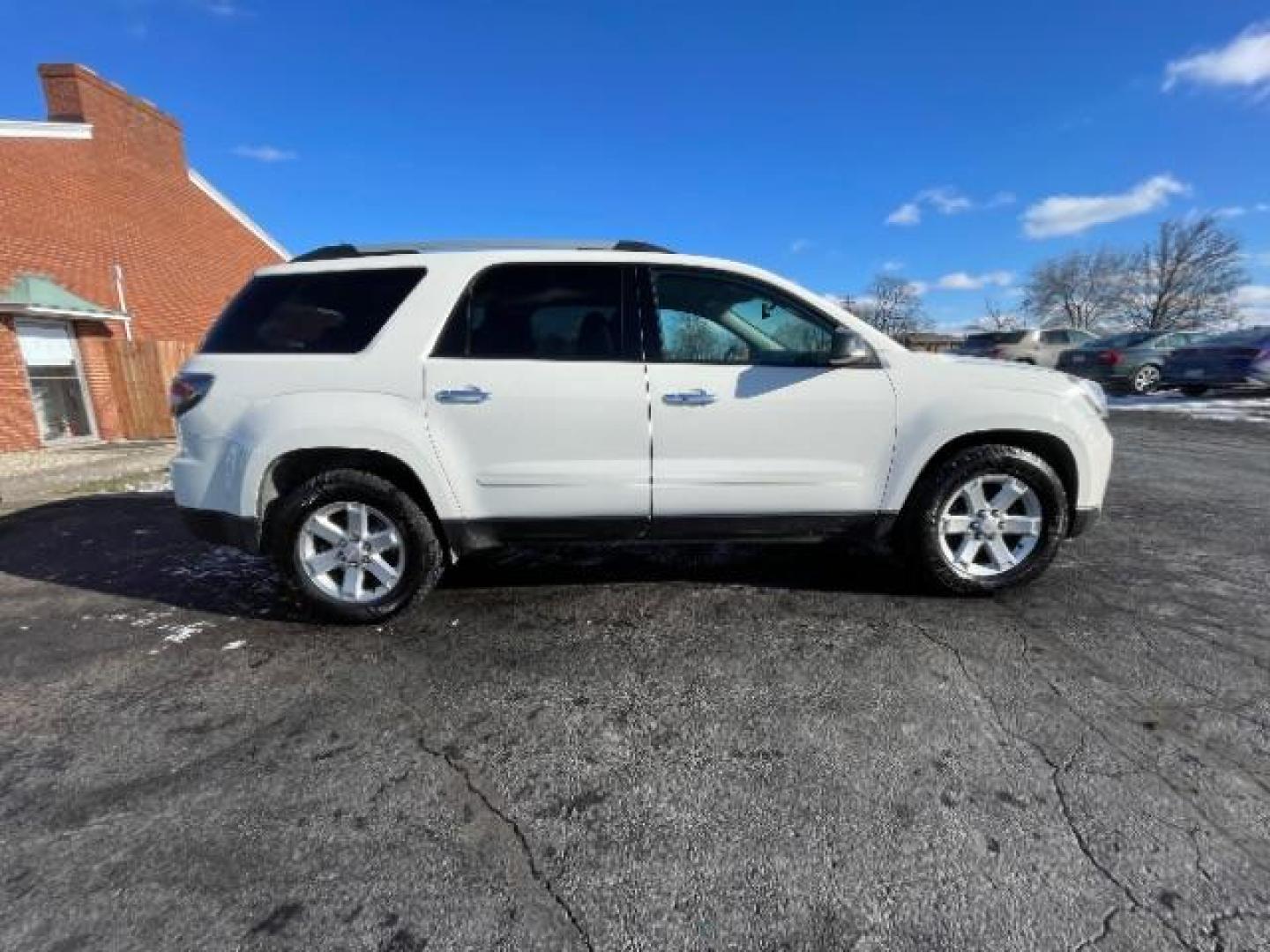 2015 Summit White GMC Acadia SLE-2 AWD (1GKKVPKD3FJ) with an 3.6L V6 DOHC 24V engine, 6-Speed Automatic transmission, located at 1184 Kauffman Ave, Fairborn, OH, 45324, (937) 908-9800, 39.807072, -84.030914 - Photo#4