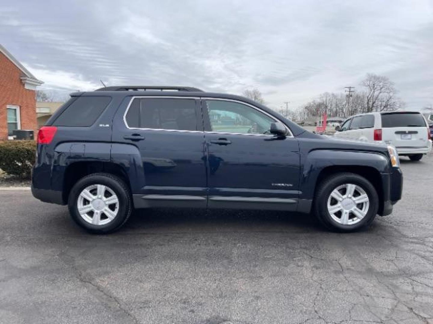 2015 Dark Sapphire Blue Met GMC Terrain SLE2 FWD (2GKFLWEK9F6) with an 2.4L L4 DOHC 16V engine, 6-Speed Automatic transmission, located at 1184 Kauffman Ave, Fairborn, OH, 45324, (937) 908-9800, 39.807072, -84.030914 - Photo#4