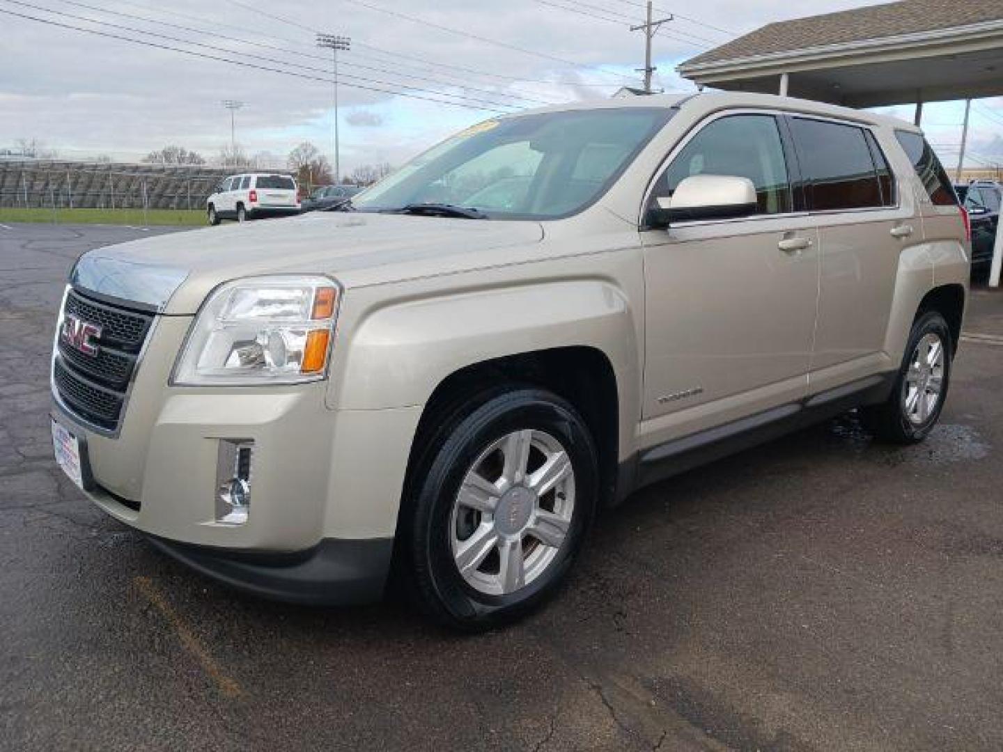 2015 Champagne Silver Metallic GMC Terrain SLE1 FWD (2GKALMEK3F6) with an 2.4L L4 DOHC 16V engine, 6-Speed Automatic transmission, located at 1230 East Main St, Xenia, OH, 45385, (937) 908-9800, 39.688026, -83.910172 - Photo#2