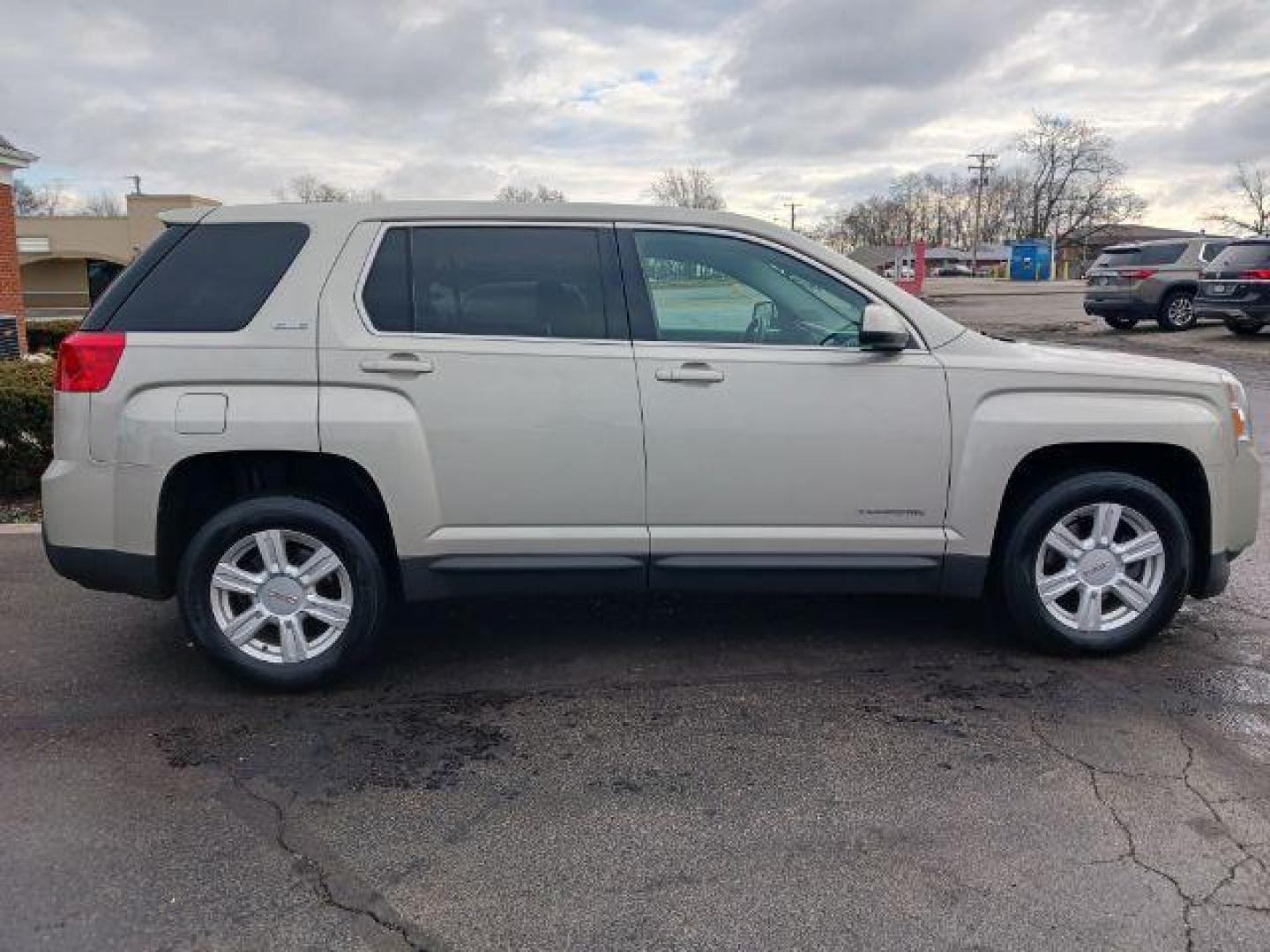 2015 Champagne Silver Metallic GMC Terrain SLE1 FWD (2GKALMEK3F6) with an 2.4L L4 DOHC 16V engine, 6-Speed Automatic transmission, located at 1230 East Main St, Xenia, OH, 45385, (937) 908-9800, 39.688026, -83.910172 - Photo#4