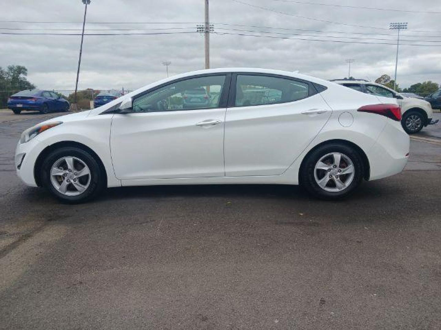 2015 Quartz White Pearl Hyundai Elantra SE 6AT (5NPDH4AE6FH) with an 1.8L L4 DOHC 16V engine, 6-Speed Automatic transmission, located at 1230 East Main St, Xenia, OH, 45385, (937) 908-9800, 39.688026, -83.910172 - Photo#3