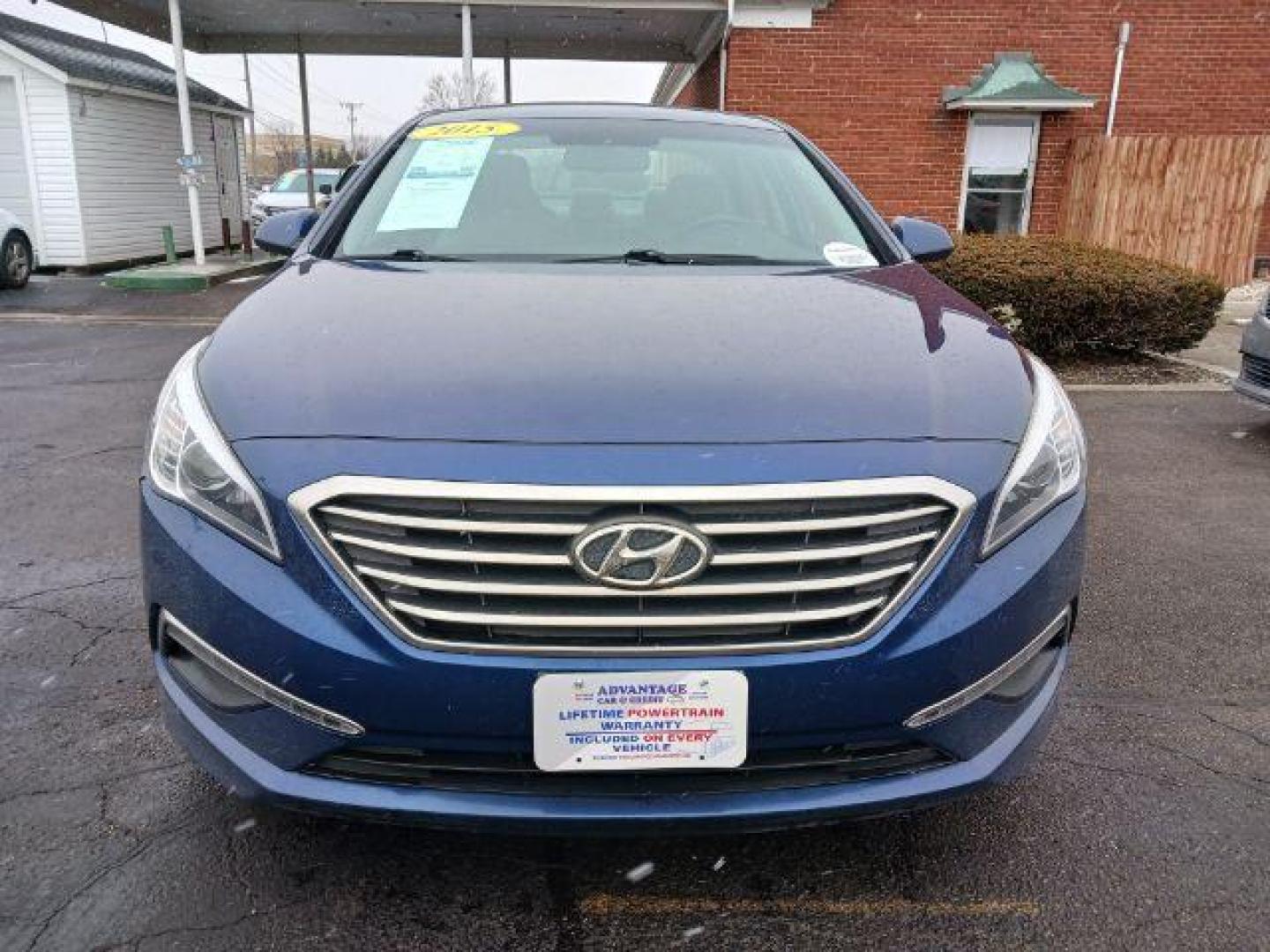 2015 Lakeside Blue Hyundai Sonata SE (5NPE24AFXFH) with an 2.4L L4 DOHC 16V engine, 7-Speed Automatic transmission, located at 1230 East Main St, Xenia, OH, 45385, (937) 908-9800, 39.688026, -83.910172 - Photo#2