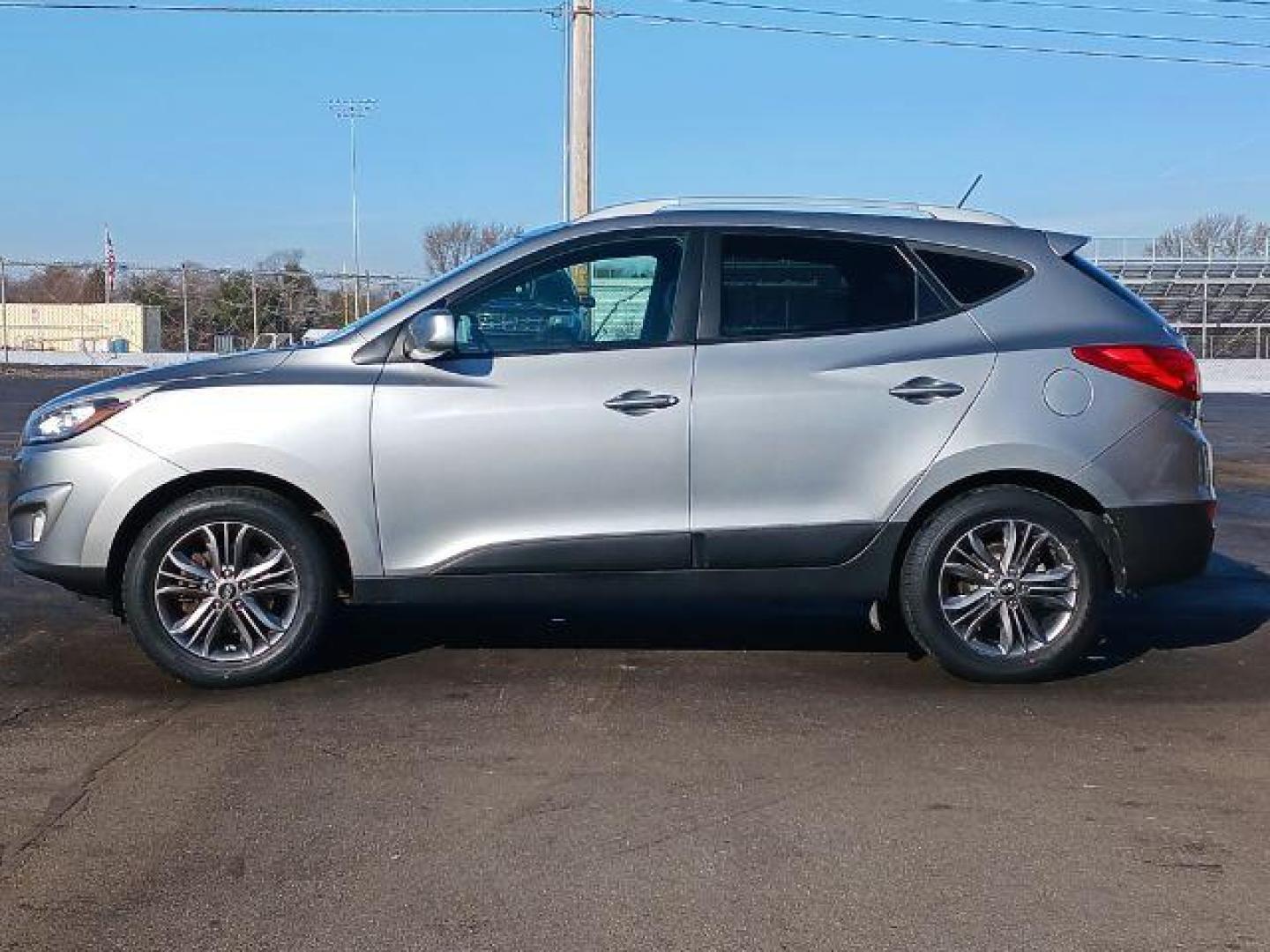 2015 Graphite Gray Metallic Hyundai Tucson SE AWD (KM8JUCAG6FU) with an 2.4L L4 DOHC 16V engine, 6-Speed Automatic transmission, located at 401 Woodman Dr, Riverside, OH, 45431, (937) 908-9800, 39.760899, -84.123421 - Photo#3