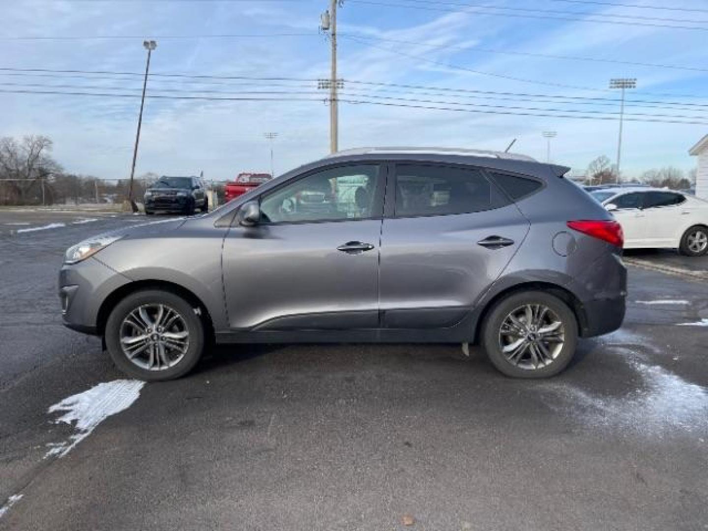 2015 Hyundai Tucson SE AWD (KM8JUCAG4FU) with an 2.4L L4 DOHC 16V engine, 6-Speed Automatic transmission, located at 880 E. National Road, Vandalia, OH, 45377, (937) 908-9800, 39.891918, -84.183594 - 2015 Hyundai Tucson SE AWD - Photo#2