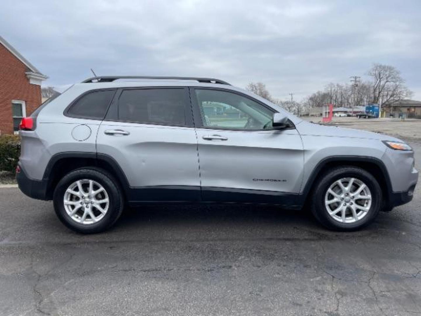 2015 Billet Silver Metallic CC Jeep Cherokee Latitude FWD (1C4PJLCB2FW) with an 2.4L L4 DOHC 16V engine, 9-Speed Automatic transmission, located at 1184 Kauffman Ave, Fairborn, OH, 45324, (937) 908-9800, 39.807072, -84.030914 - Photo#3