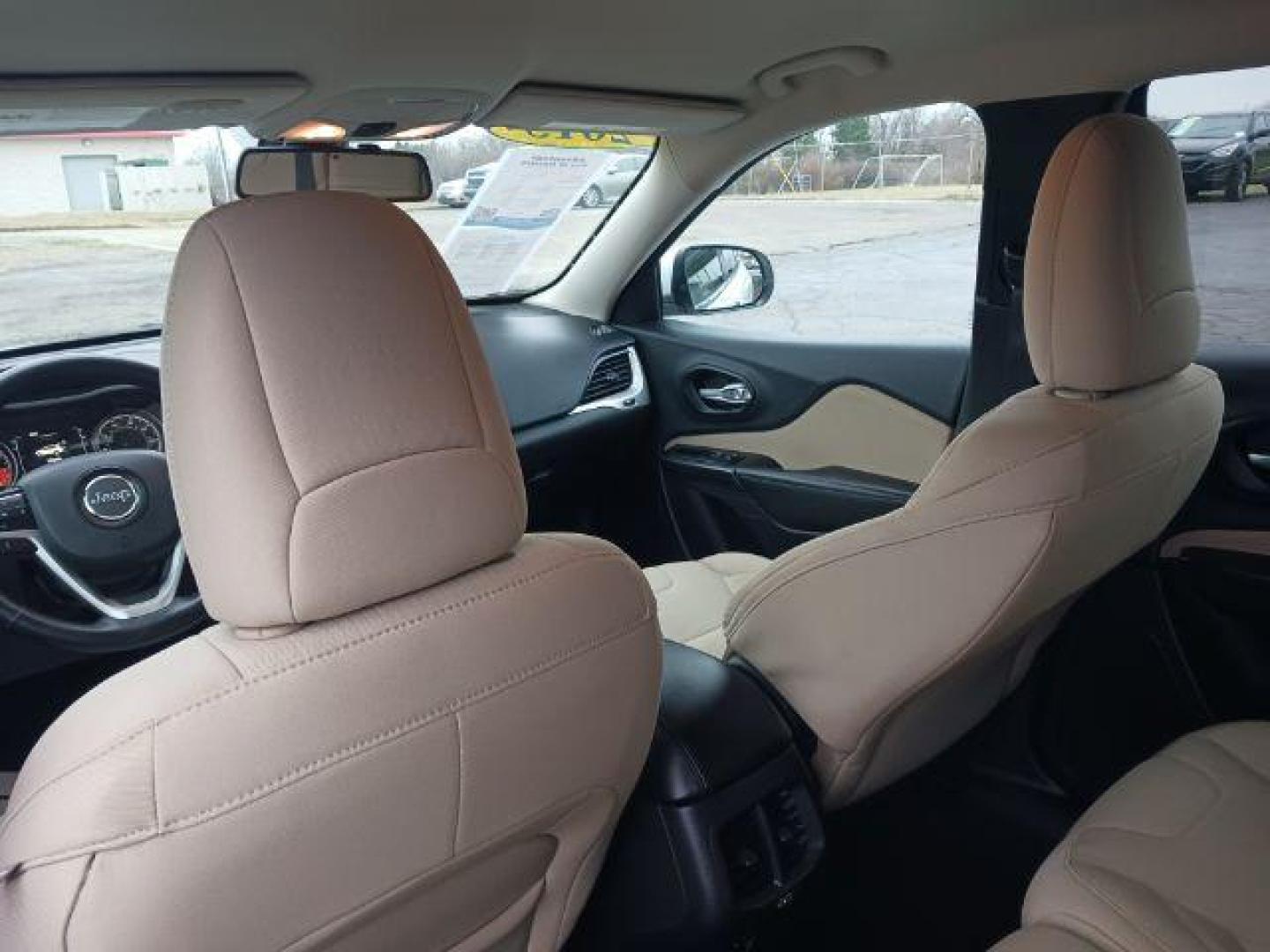 2015 Bright White Clearcoat Jeep Cherokee Latitude 4WD (1C4PJMCS5FW) with an 3.2L V6 DOHC 24V engine, 9-Speed Automatic transmission, located at 4508 South Dixie Dr, Moraine, OH, 45439, (937) 908-9800, 39.689976, -84.218452 - Photo#9