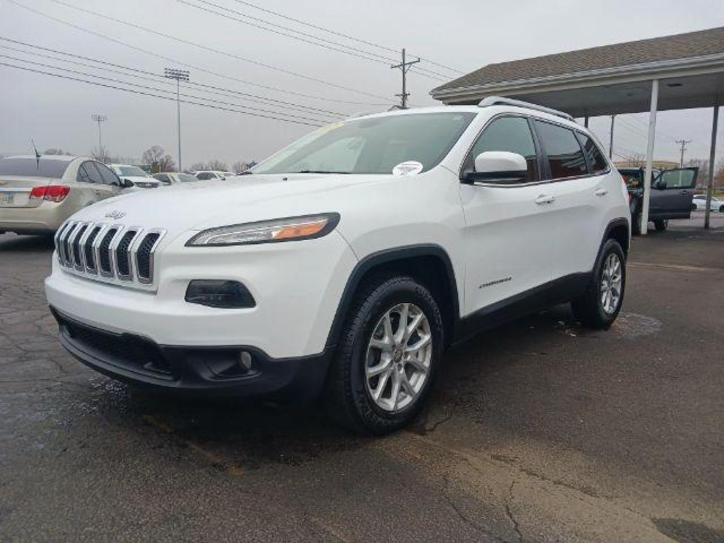 2015 Bright White Clearcoat Jeep Cherokee Latitude 4WD (1C4PJMCS5FW) with an 3.2L V6 DOHC 24V engine, 9-Speed Automatic transmission, located at 4508 South Dixie Dr, Moraine, OH, 45439, (937) 908-9800, 39.689976, -84.218452 - Photo#2