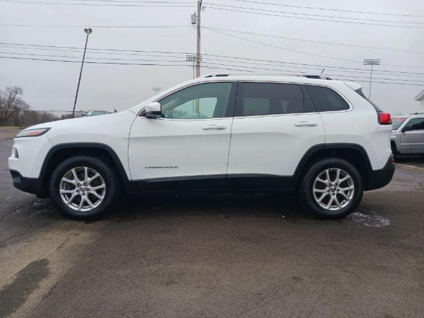 2015 Bright White Clearcoat Jeep Cherokee Latitude 4WD (1C4PJMCS5FW) with an 3.2L V6 DOHC 24V engine, 9-Speed Automatic transmission, located at 4508 South Dixie Dr, Moraine, OH, 45439, (937) 908-9800, 39.689976, -84.218452 - Photo#3