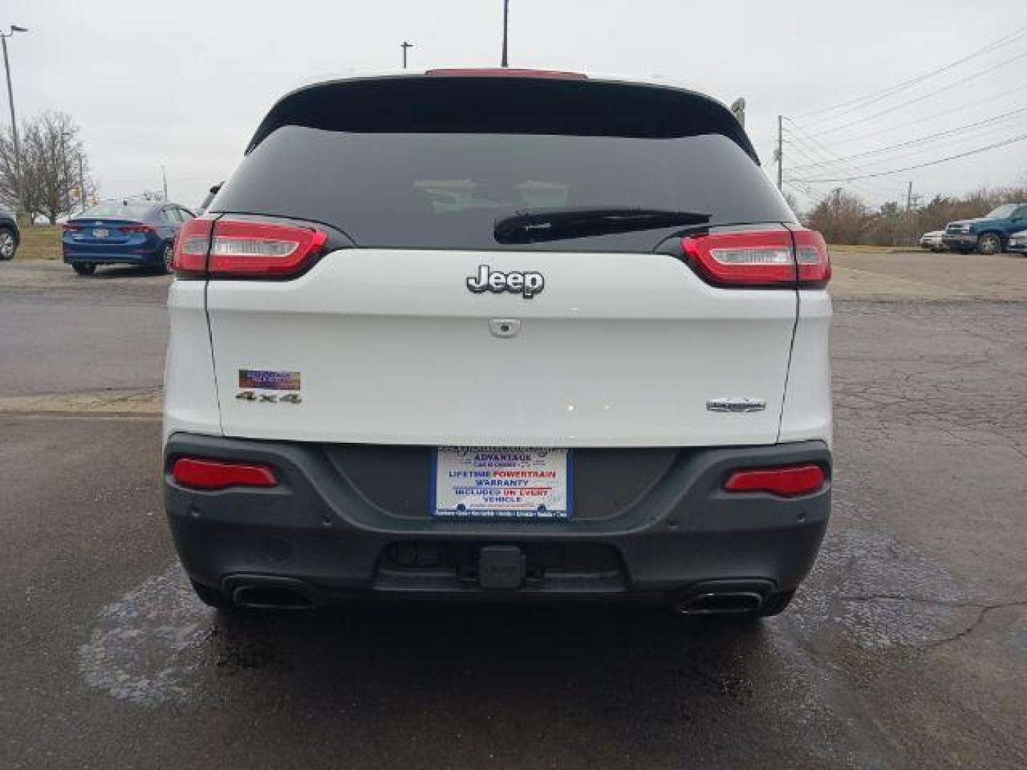 2015 Bright White Clearcoat Jeep Cherokee Latitude 4WD (1C4PJMCS5FW) with an 3.2L V6 DOHC 24V engine, 9-Speed Automatic transmission, located at 4508 South Dixie Dr, Moraine, OH, 45439, (937) 908-9800, 39.689976, -84.218452 - Photo#5