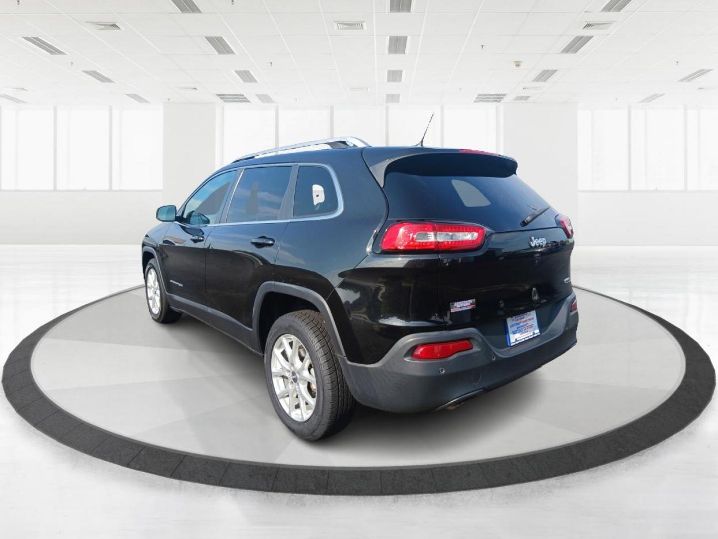 2015 Brilliant Black Crystal P Jeep Cherokee Latitude FWD (1C4PJLCB3FW) with an 2.4L L4 DOHC 16V engine, 9-Speed Automatic transmission, located at 4508 South Dixie Dr, Moraine, OH, 45439, (937) 908-9800, 39.689976, -84.218452 - Photo#4