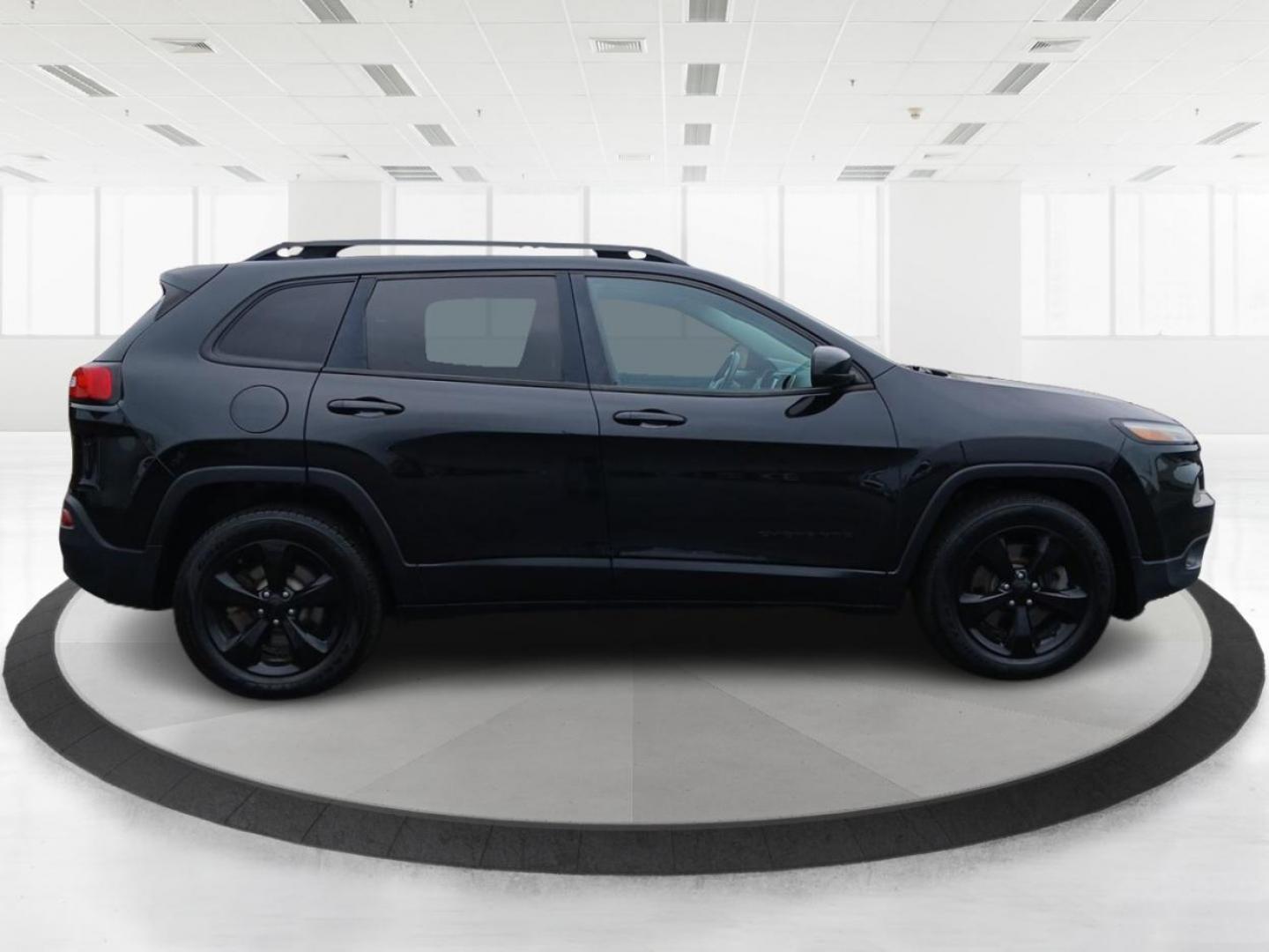 2015 Jeep Cherokee Latitude 4WD (1C4PJMCS5FW) with an 3.2L V6 DOHC 24V engine, 9-Speed Automatic transmission, located at 4508 South Dixie Dr, Moraine, OH, 45439, (937) 908-9800, 39.689976, -84.218452 - 2015 Jeep Cherokee Latitude 4WD - Photo#1