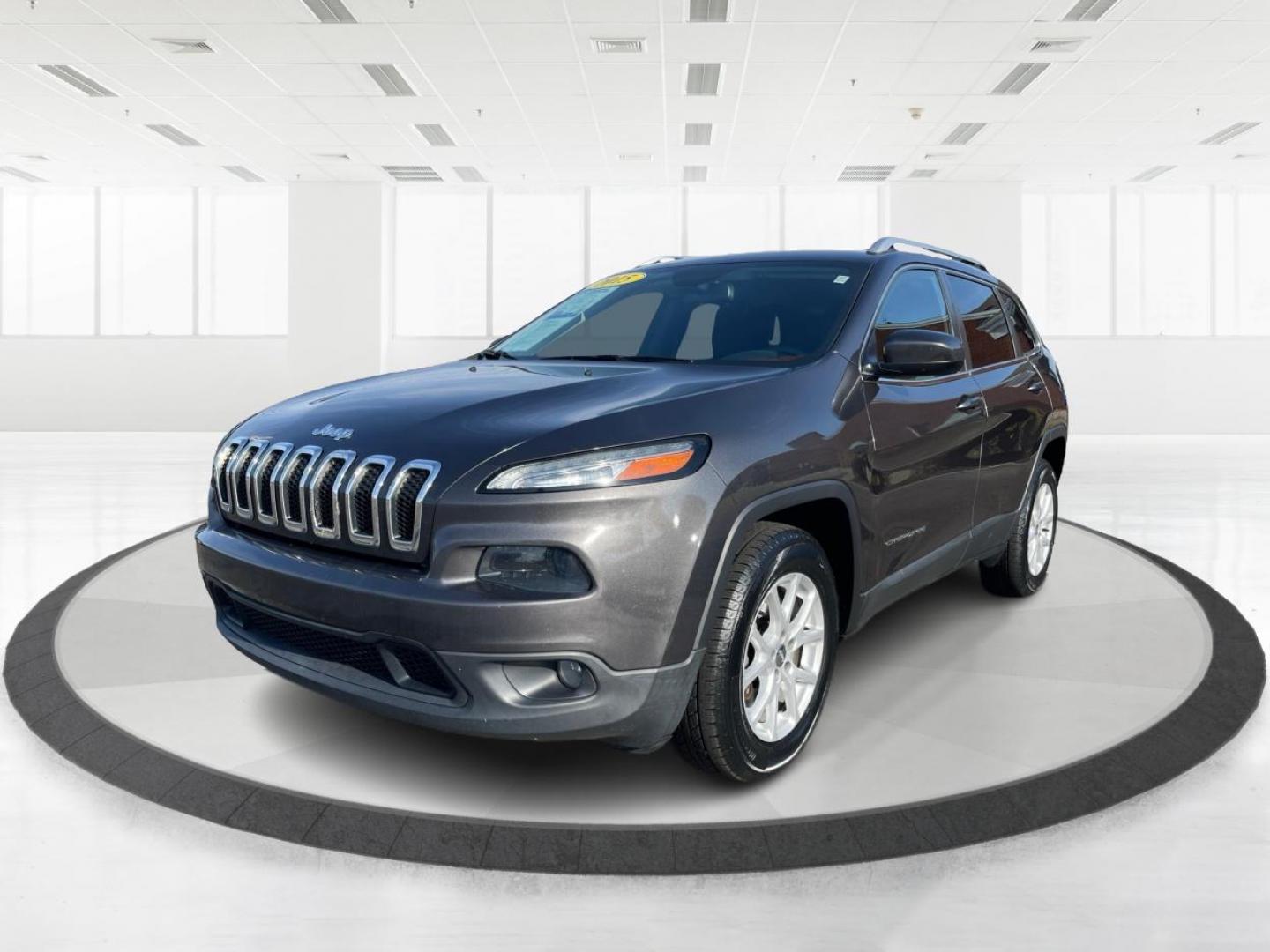 2015 Granite Crystal Met CC Jeep Cherokee Latitude 4WD (1C4PJMCS0FW) with an 3.2L V6 DOHC 24V engine, 9-Speed Automatic transmission, located at 880 E. National Road, Vandalia, OH, 45377, (937) 908-9800, 39.891918, -84.183594 - Photo#7