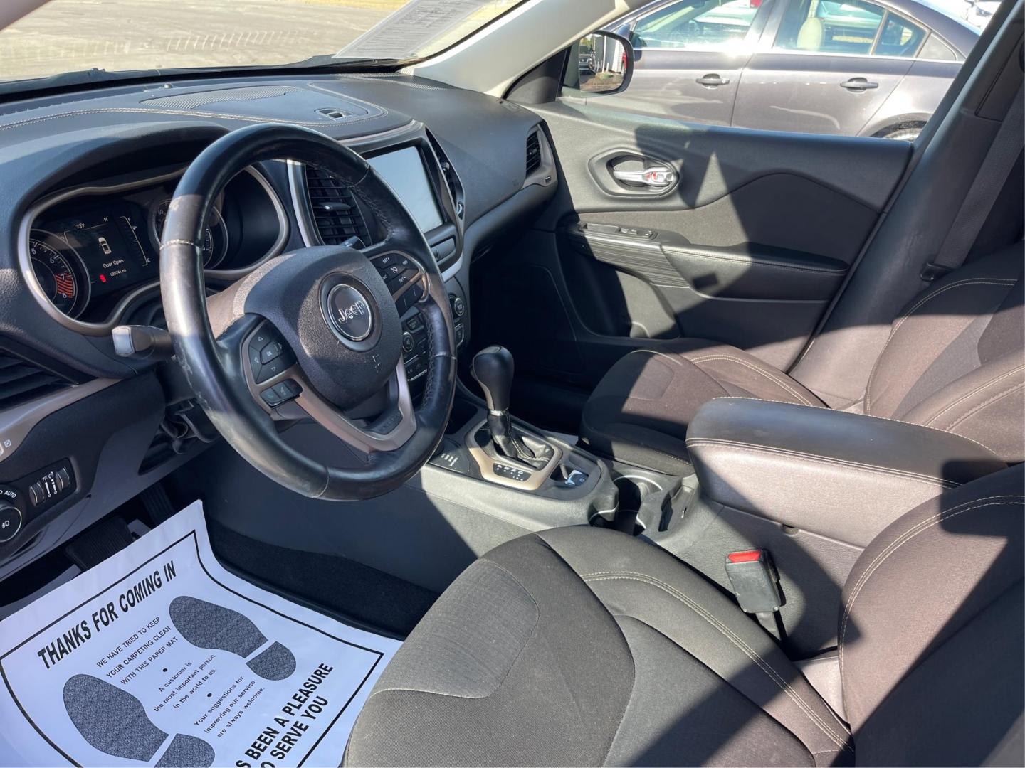 2015 Granite Crystal Met CC Jeep Cherokee Latitude 4WD (1C4PJMCS0FW) with an 3.2L V6 DOHC 24V engine, 9-Speed Automatic transmission, located at 880 E. National Road, Vandalia, OH, 45377, (937) 908-9800, 39.891918, -84.183594 - Photo#8