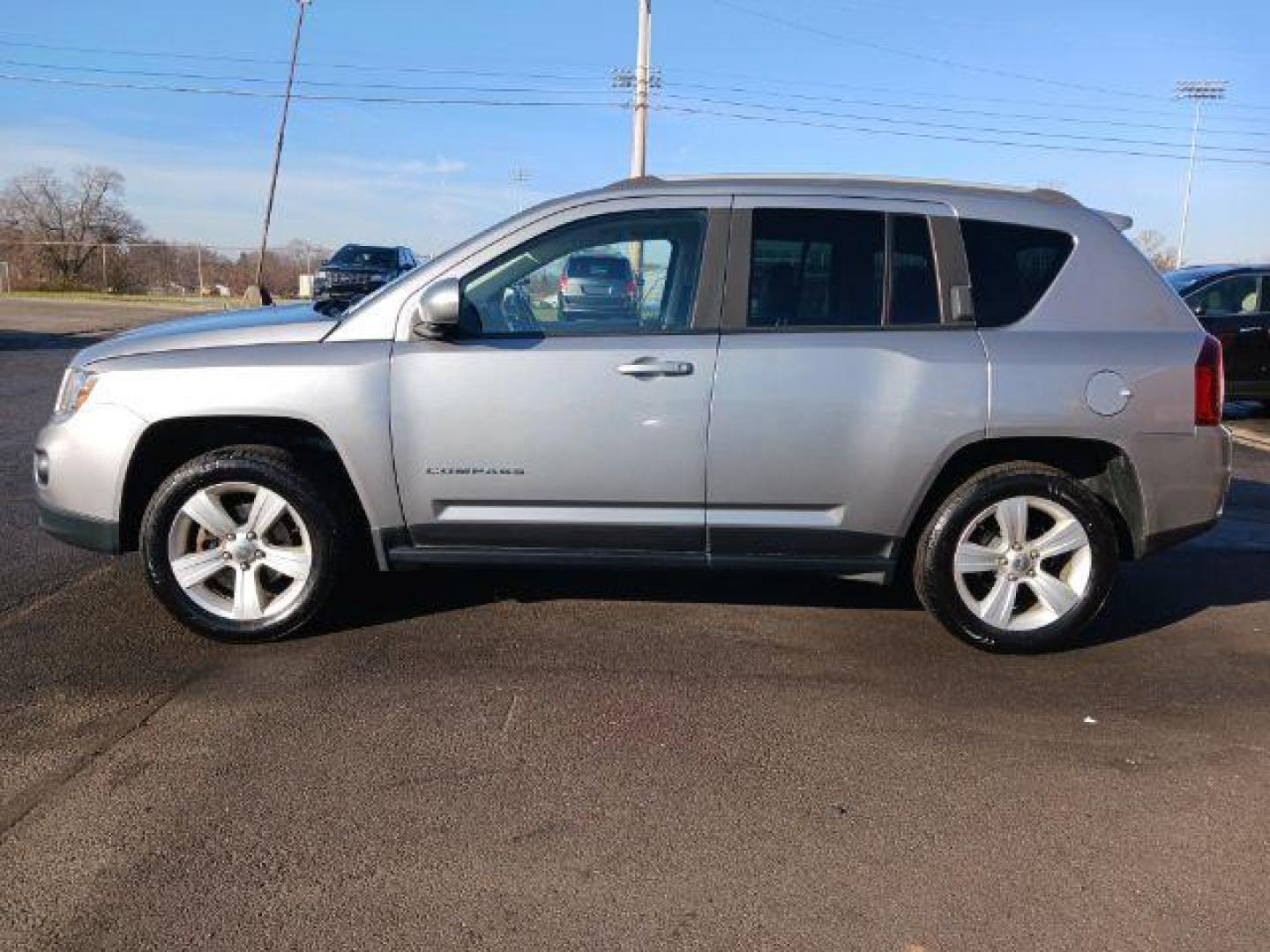 2015 Billet Silver Metallic Clear Coat Jeep Compass Latitude 4WD (1C4NJDEB0FD) with an 2.4L L4 DOHC 16V engine, 6-Speed Automatic transmission, located at 1184 Kauffman Ave, Fairborn, OH, 45324, (937) 908-9800, 39.807072, -84.030914 - Photo#3