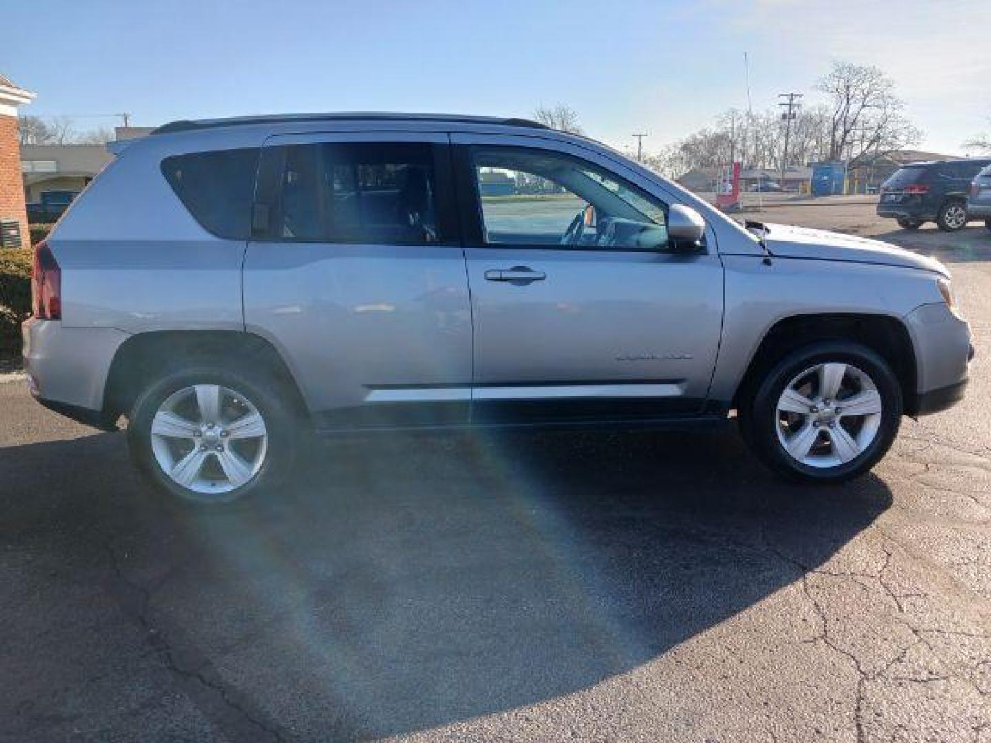 2015 Billet Silver Metallic Clear Coat Jeep Compass Latitude 4WD (1C4NJDEB0FD) with an 2.4L L4 DOHC 16V engine, 6-Speed Automatic transmission, located at 1184 Kauffman Ave, Fairborn, OH, 45324, (937) 908-9800, 39.807072, -84.030914 - Photo#4