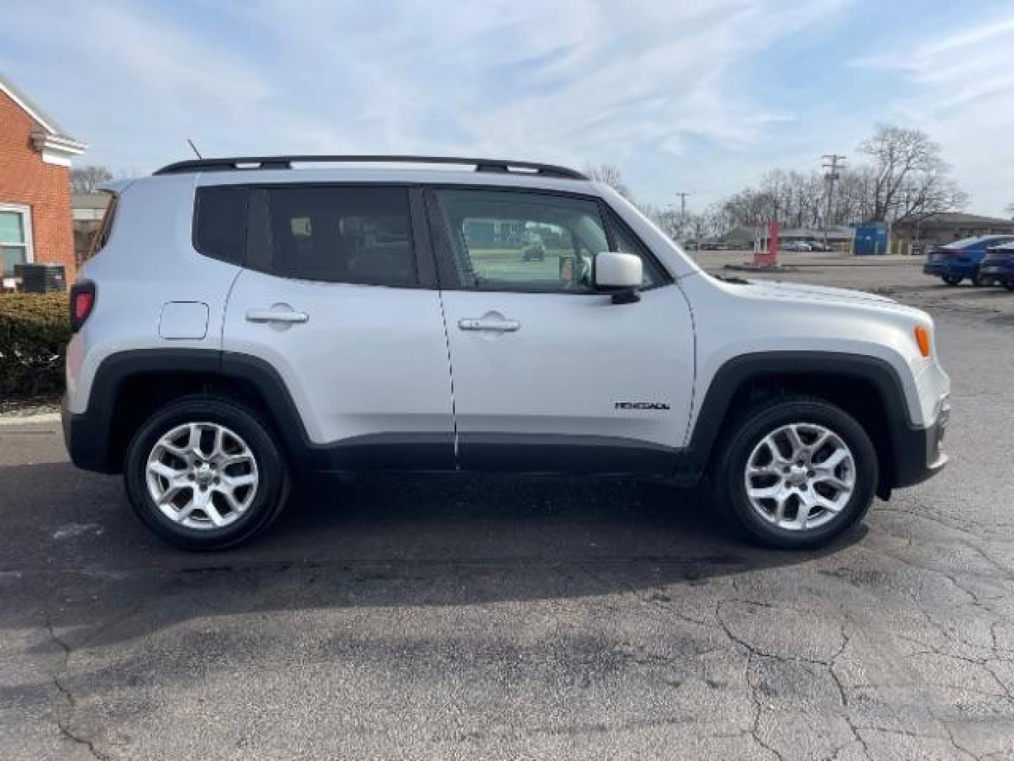 2015 Glacier Metallic Jeep Renegade Latitude 4WD (ZACCJBBT2FP) with an 2.4L L4 DOHC 16V engine, 6-Speed Manual transmission, located at 1184 Kauffman Ave, Fairborn, OH, 45324, (937) 908-9800, 39.807072, -84.030914 - Photo#3