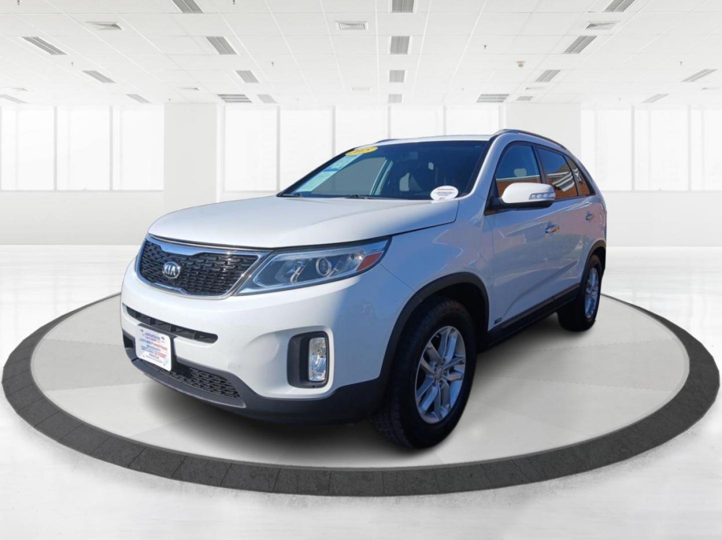 2015 Snow White Pearl Kia Sorento LX AWD (5XYKTDA64FG) with an 2.4L L4 DOHC 16V engine, 6-Speed Automatic transmission, located at 4508 South Dixie Dr, Moraine, OH, 45439, (937) 908-9800, 39.689976, -84.218452 - Photo#7