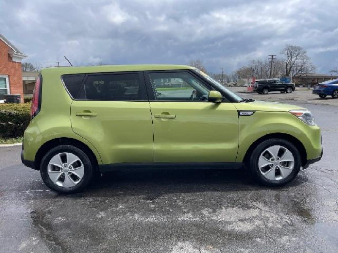 2015 Alien II Kia Soul Base (KNDJN2A28F7) with an 1.6L L4 DOHC 16V engine, located at 1184 Kauffman Ave, Fairborn, OH, 45324, (937) 908-9800, 39.807072, -84.030914 - Photo#4