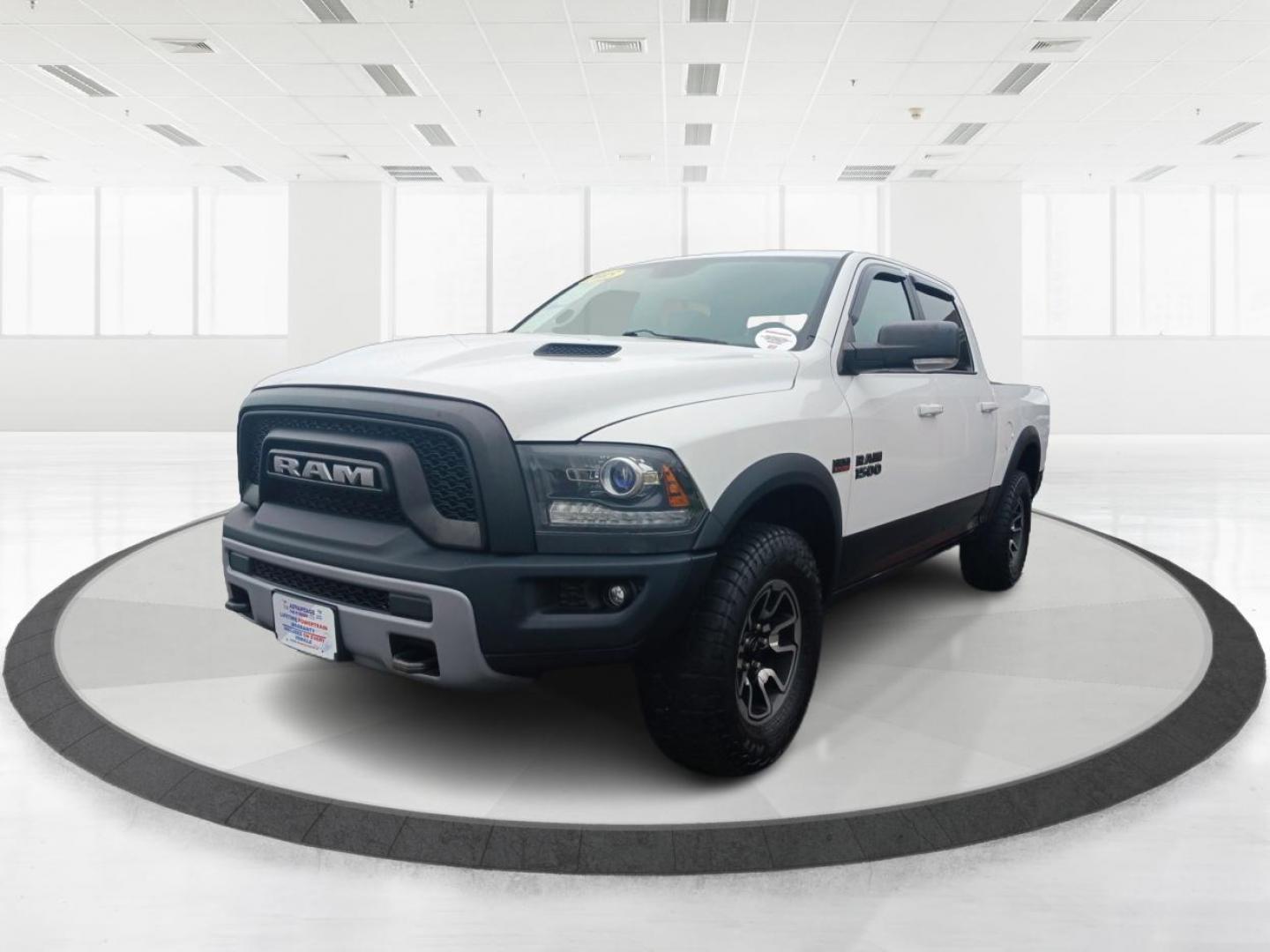 2015 White RAM 1500 (1C6RR7YT7FS) with an 5.7L V8 OHV 16V engine, 8-Speed Automatic transmission, located at 1230 East Main St, Xenia, OH, 45385, (937) 908-9800, 39.688026, -83.910172 - Photo#7