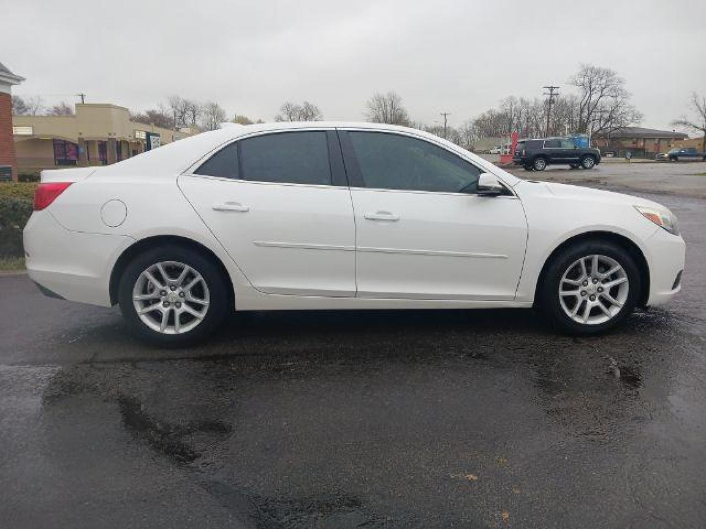 2016 Summit White Chevrolet Malibu Limited 1LT (1G11C5SA7GF) with an 2.5L L4 DOHC 16V engine, 6-Speed Automatic transmission, located at 1951 S Dayton Lakeview Rd., New Carlisle, OH, 45344, (937) 908-9800, 39.890999, -84.050255 - Photo#4