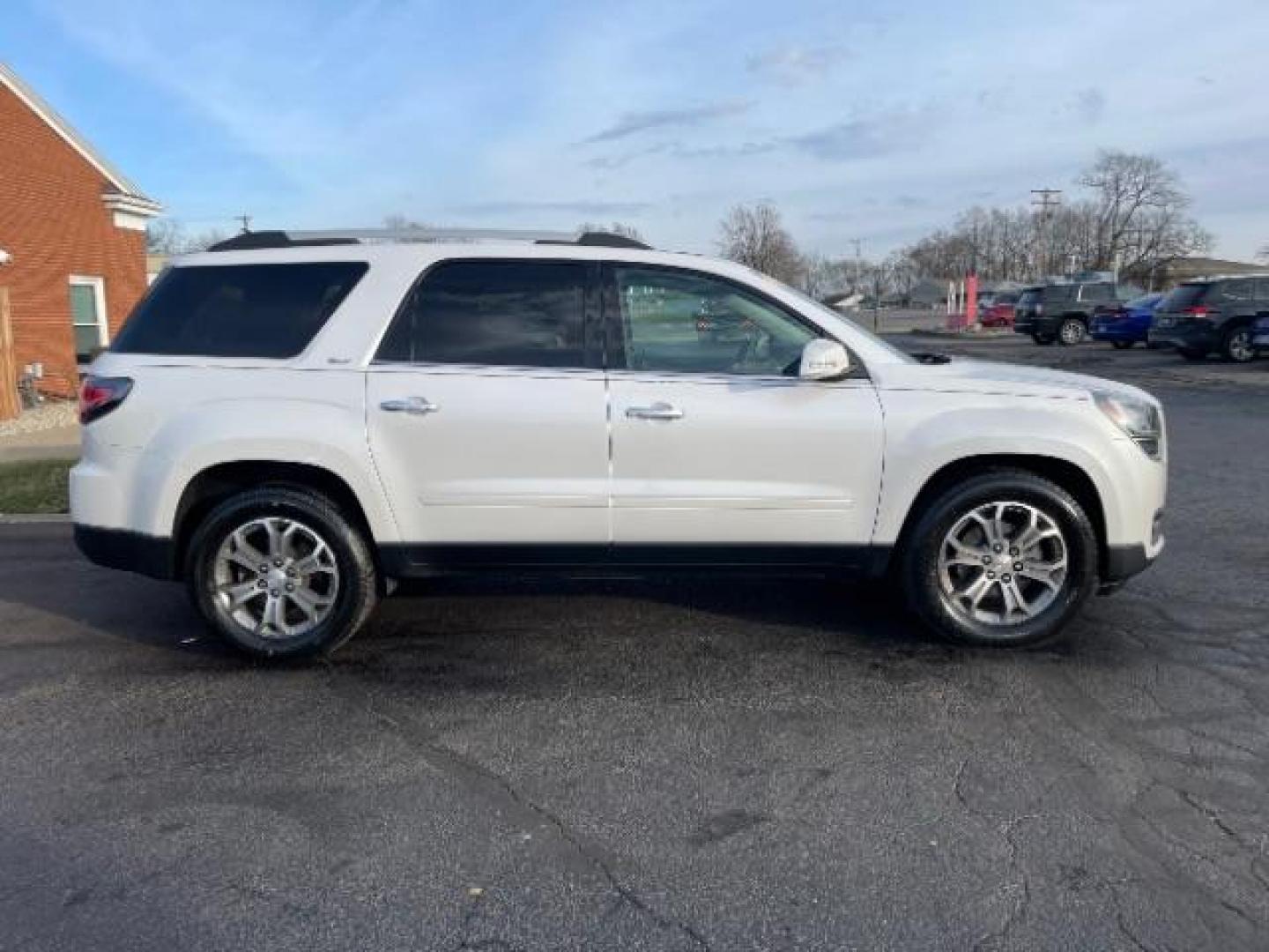 2016 Summit White GMC Acadia SLT-1 FWD (1GKKRRKD7GJ) with an 3.6L V6 DOHC 24V engine, 6-Speed Automatic transmission, located at 1230 East Main St, Xenia, OH, 45385, (937) 908-9800, 39.688026, -83.910172 - Photo#4