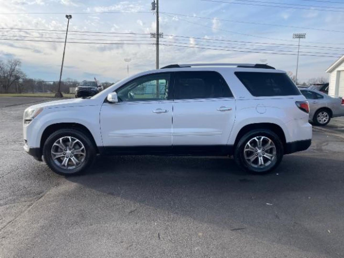 2016 Summit White GMC Acadia SLT-1 FWD (1GKKRRKD7GJ) with an 3.6L V6 DOHC 24V engine, 6-Speed Automatic transmission, located at 1230 East Main St, Xenia, OH, 45385, (937) 908-9800, 39.688026, -83.910172 - Photo#5