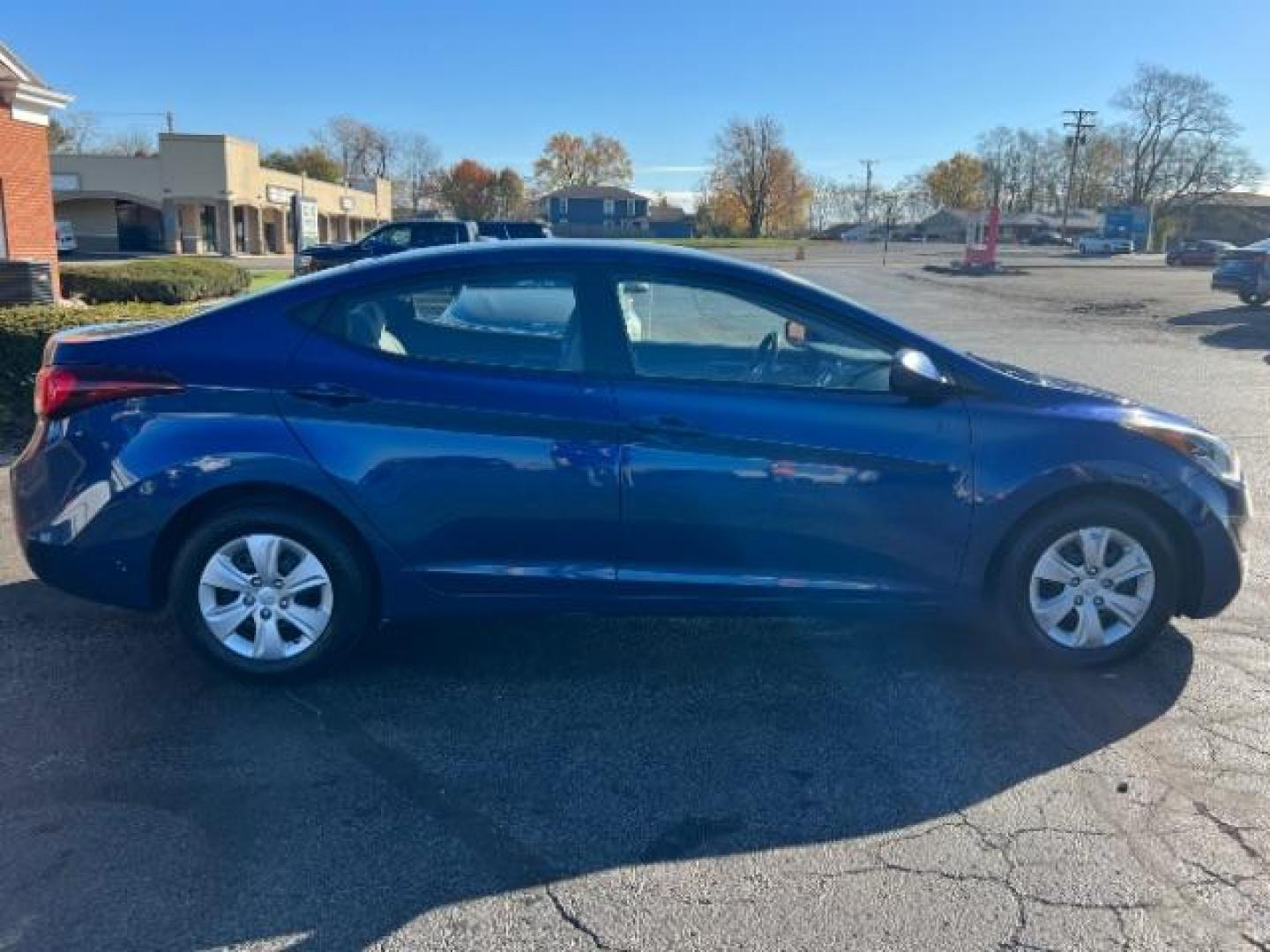 2016 Blue Hyundai Elantra SE 6AT (5NPDH4AE8GH) with an 1.8L L4 DOHC 16V engine, 6-Speed Automatic transmission, located at 401 Woodman Dr, Riverside, OH, 45431, (937) 908-9800, 39.760899, -84.123421 - Photo#5